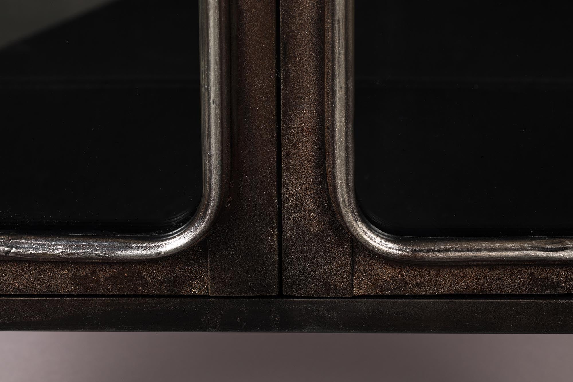 Elegantes Cabinet DENZA in Schwarz, gefertigt aus hochwertigem Glas und pulverbeschichtetem Eisen. Ideal für jeden Raum, 60x35x100cm.