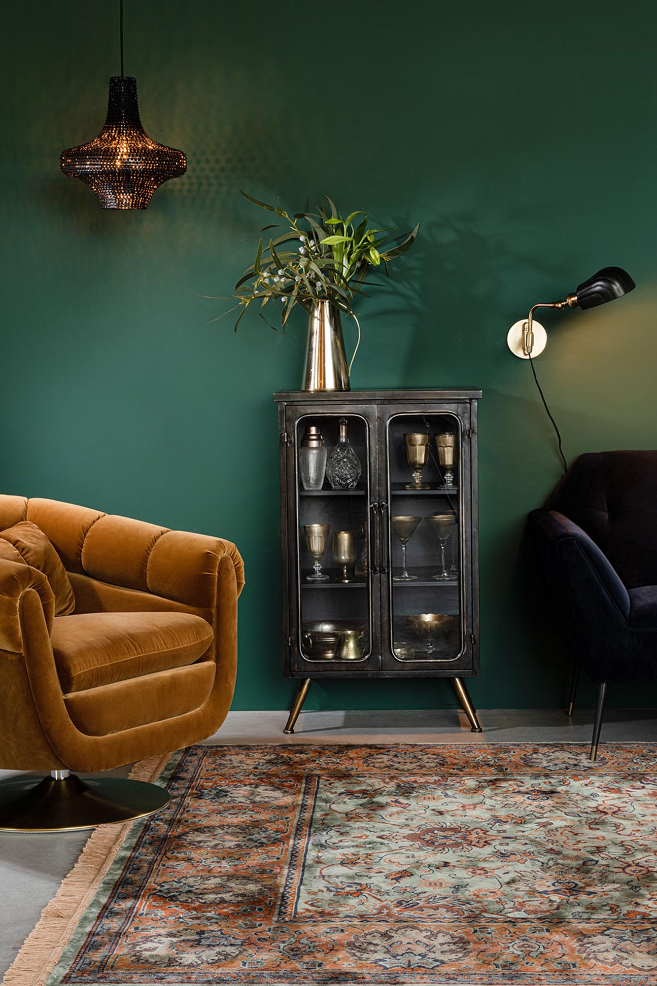 Stilvolles DENZA Cabinet von Dutchbone in edlem Schwarz, gefertigt aus robustem Glas und Eisen. Perfekt für eleganten Stauraum in jedem Raum.