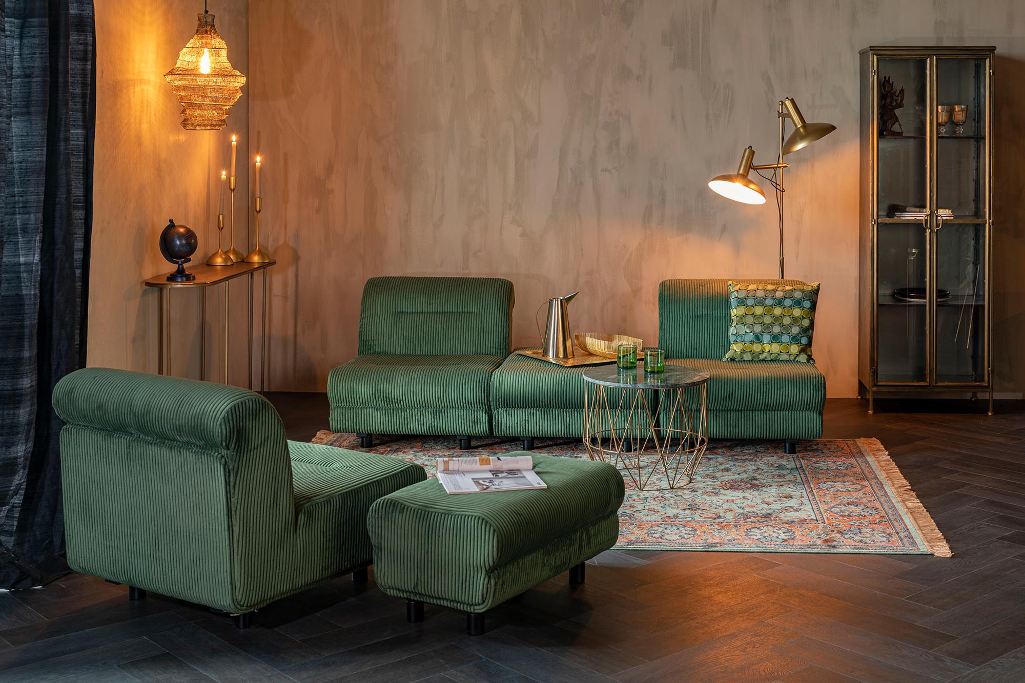 Cabinet GERTLUSH von Dutchbone: Zeitloses Design aus massivem Holz, ideal für stilvolle Aufbewahrung und moderne Akzente in jedem Raum.