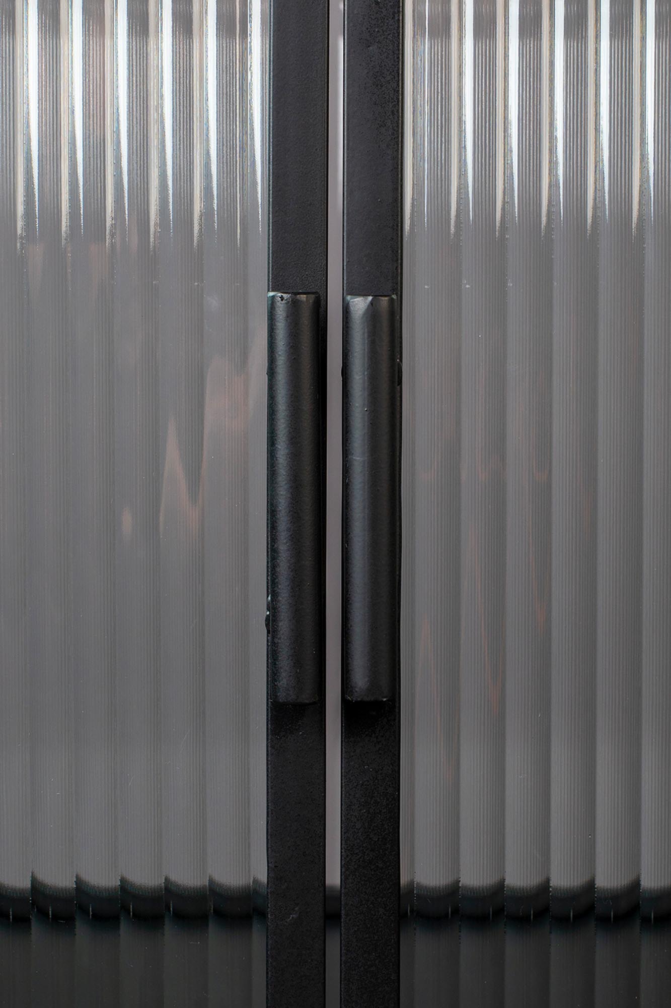 Entdecken Sie das stilvolle Cabinet Boli S von Dutchbone – ein elegantes Möbelstück, das jedem Raum Charakter verleiht und funktionale Akzente setzt.