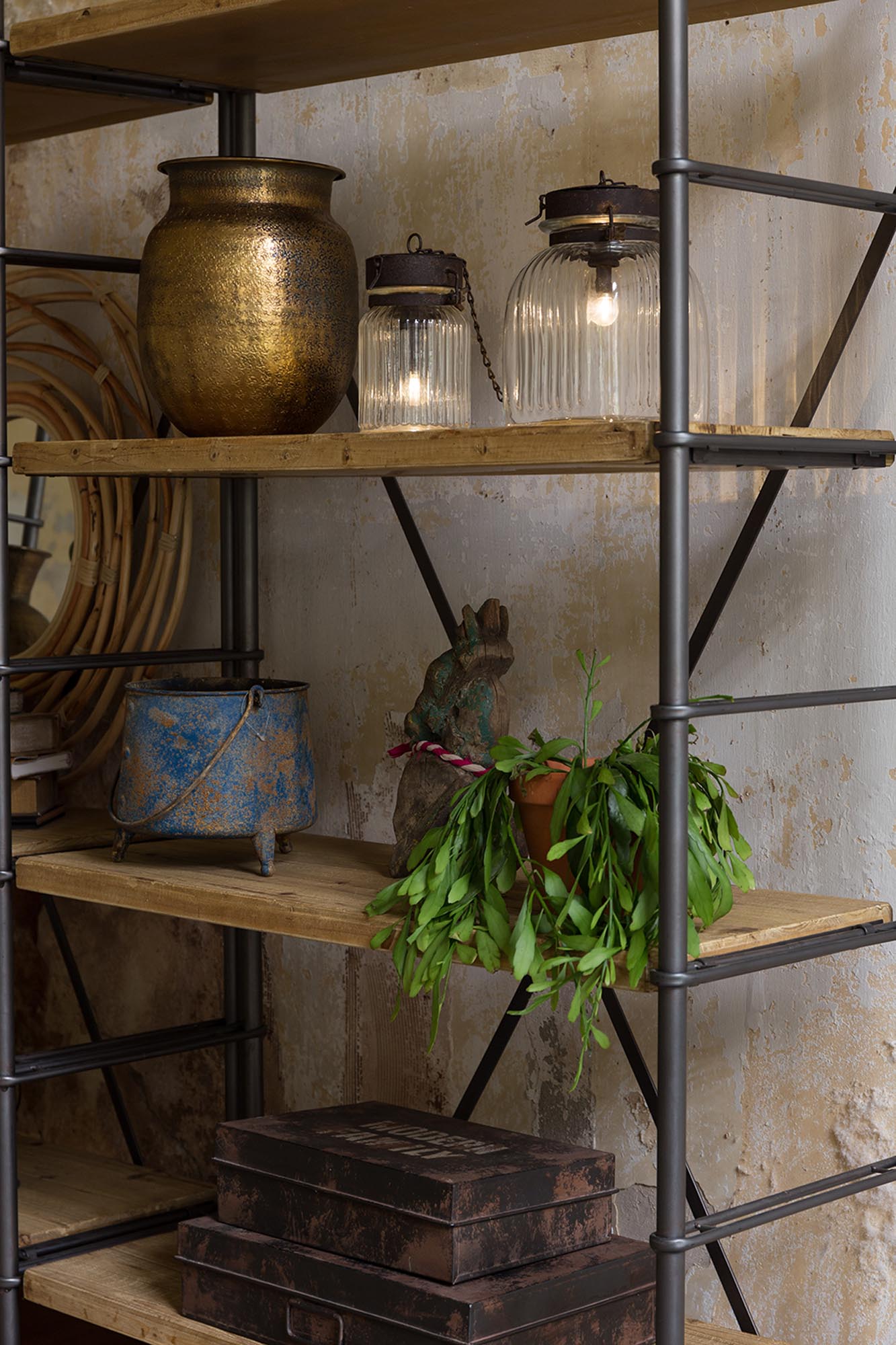 Dutchbone Regal Iron: Industrieller Chic für stilvolle Ordnung.