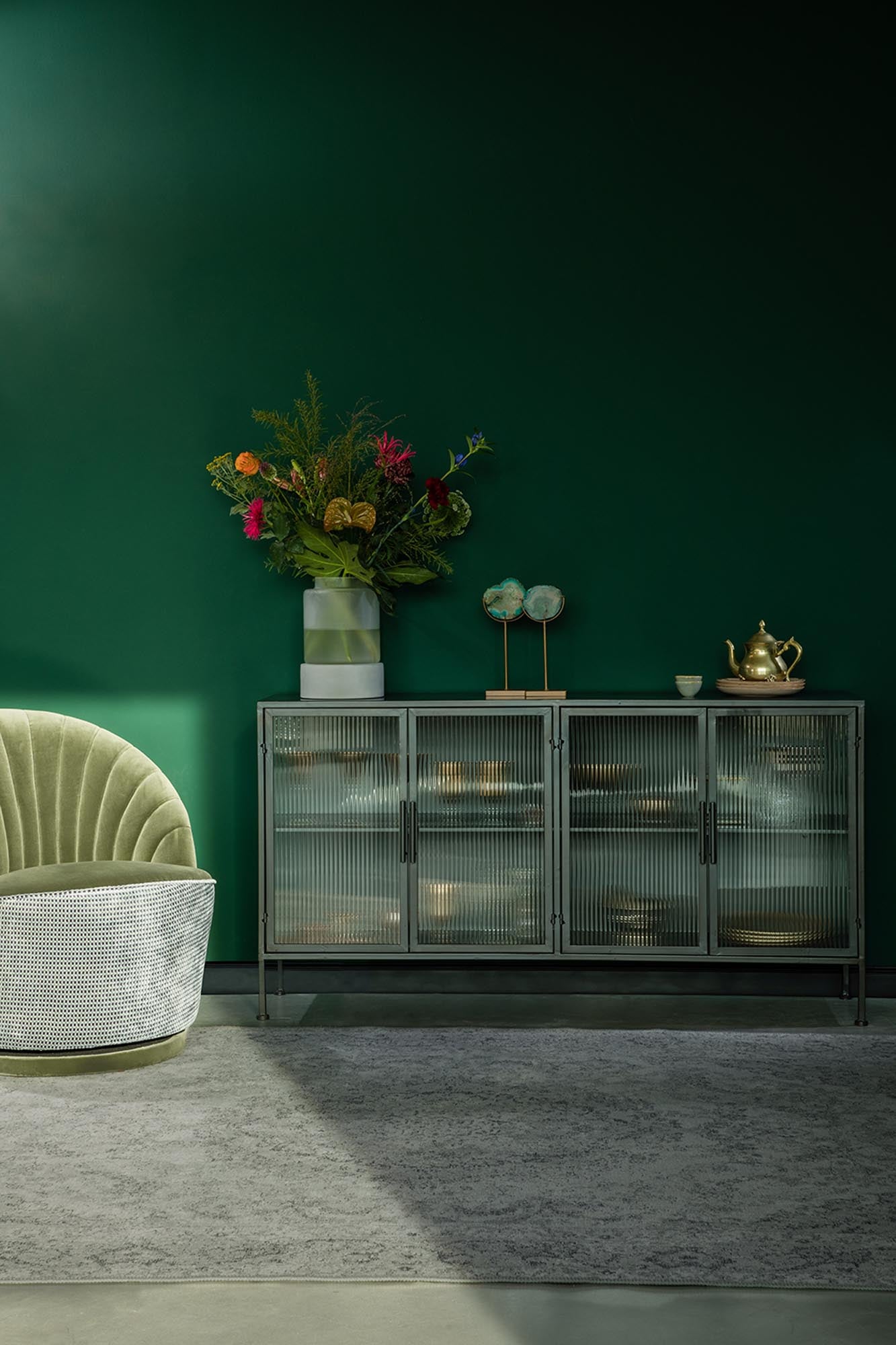 Entdecken Sie das stilvolle Sideboard Boli von Dutchbone – eine perfekte Kombination aus modernem Design und praktischer Aufbewahrung.