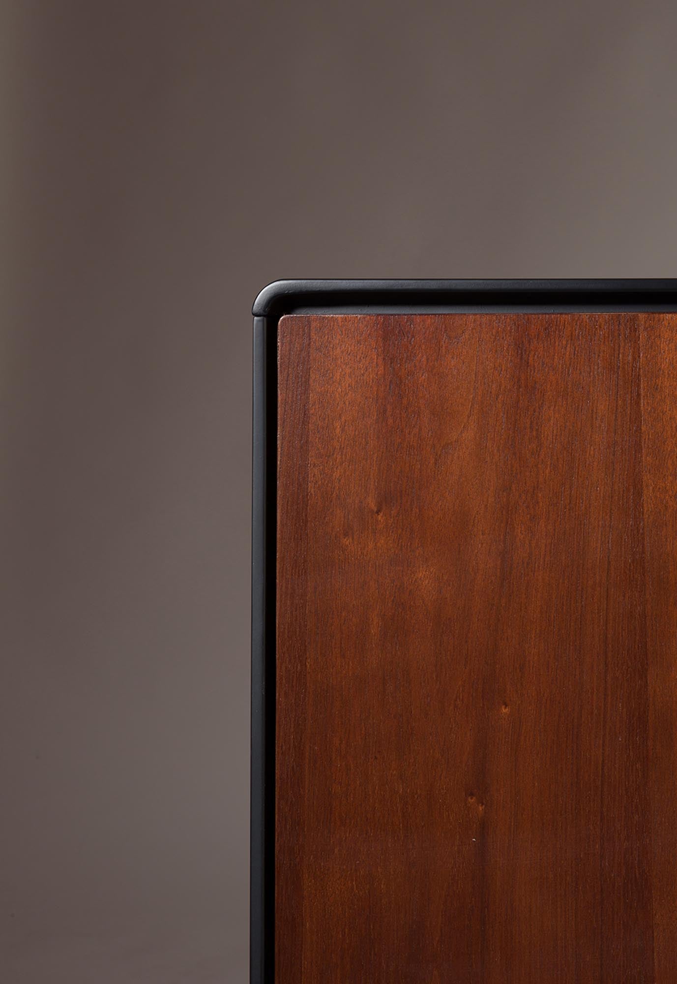 Das Sideboard JUJU HIGH von Dutchbone vereint modernes Design mit praktischer Funktionalität. Hochwertig verarbeitet, bietet es eleganten Stauraum für dein Zuhause.