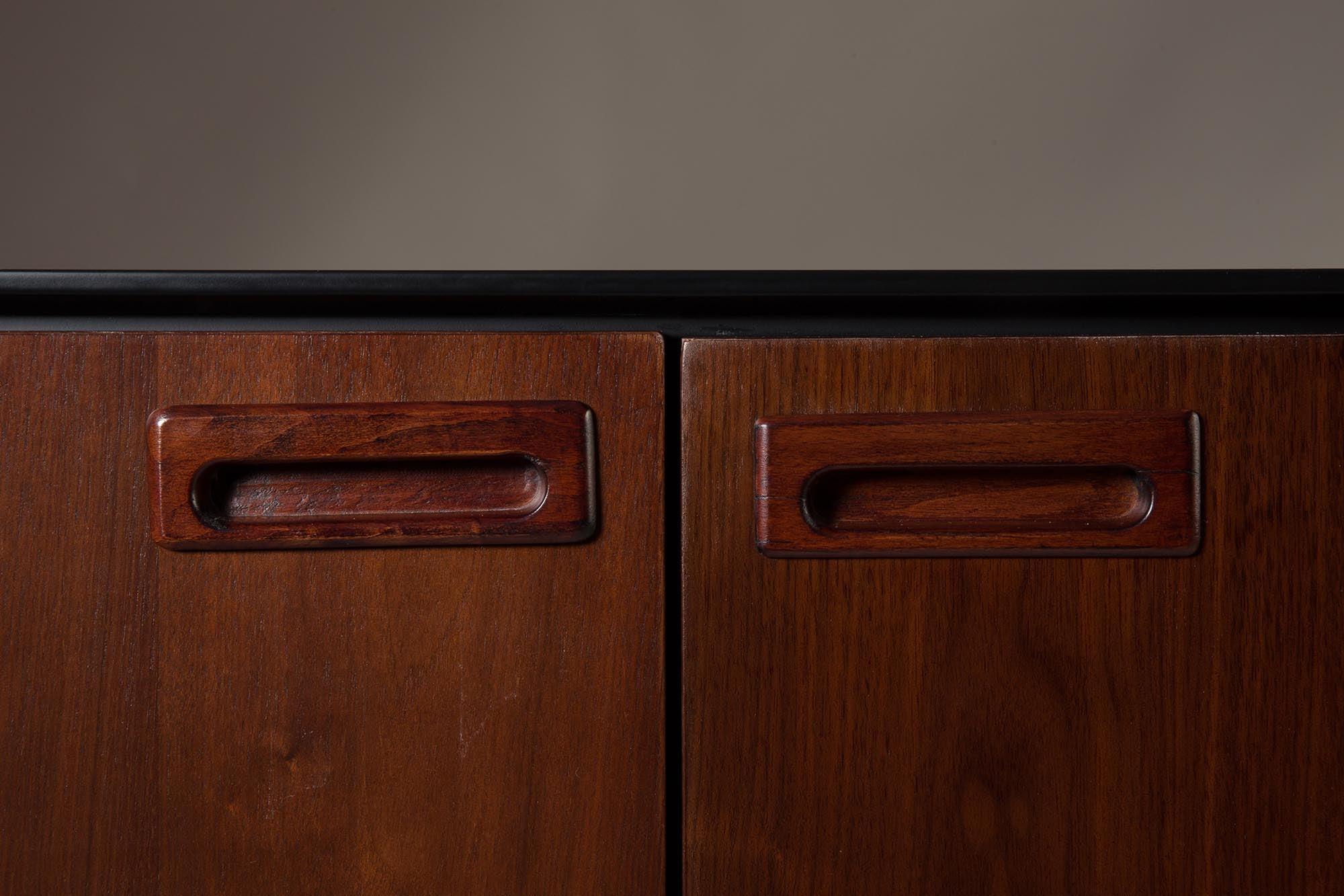 Sideboard Juju High: Modernes Design trifft auf funktionalen Stauraum.