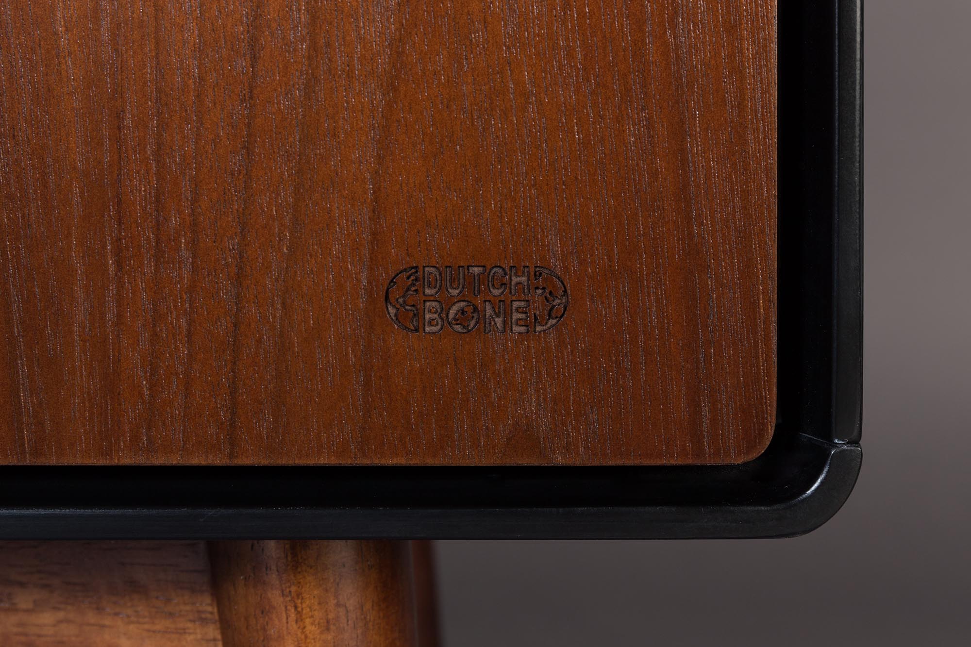 Entdecke das elegante Sideboard JUJU HIGH von Dutchbone – stilvoll, robust und ideal für jeden Raum. Perfekte Kombination aus Design und Funktionalität!