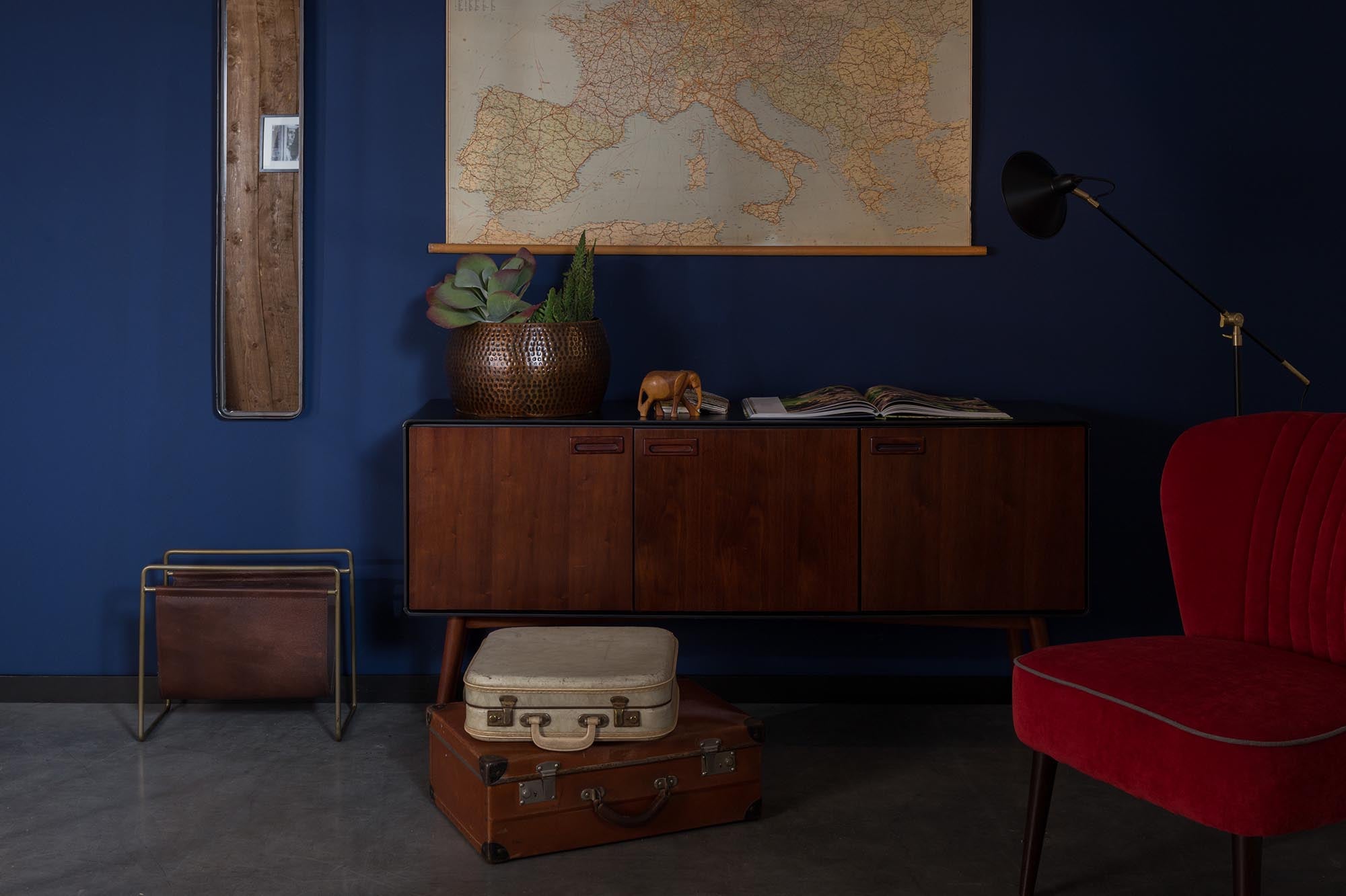 Entdecken Sie das Sideboard Juju High von Dutchbone – stilvolle Eleganz kombiniert mit cleverem Stauraum für Ihr Zuhause.