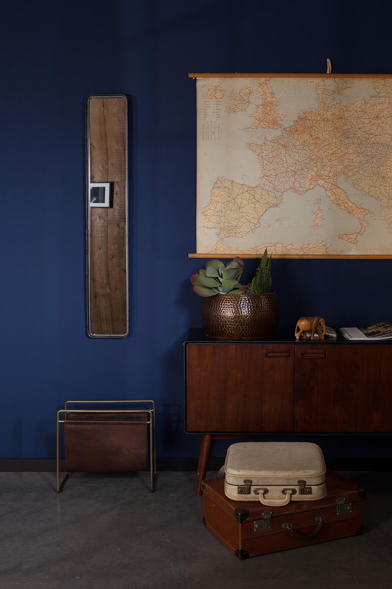 Entdecke das elegante Sideboard JUJU HIGH von Dutchbone – stilvoll, robust und ideal für jeden Raum. Perfekte Kombination aus Design und Funktionalität!