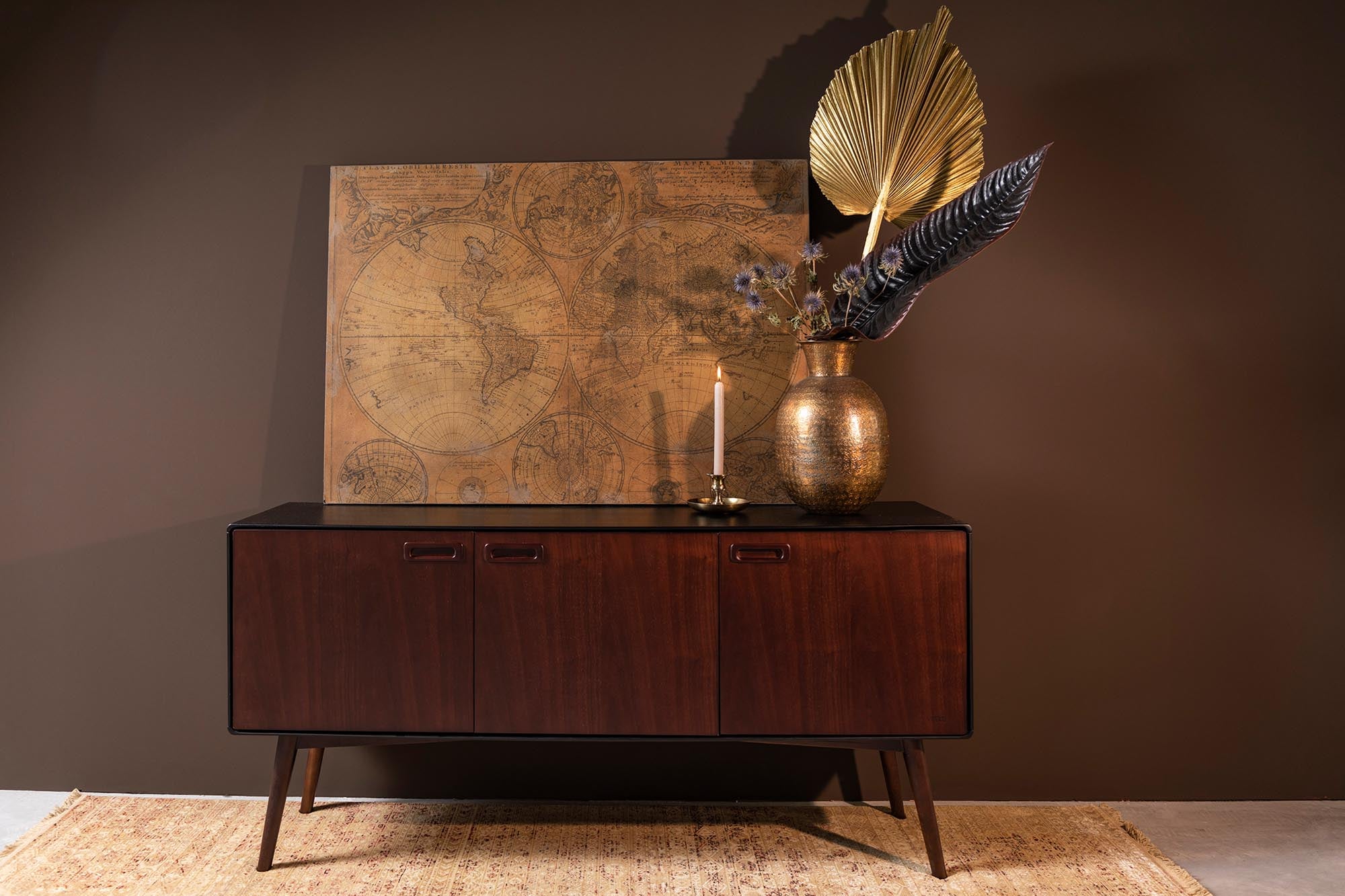 Sideboard Juju High: Modernes Design mit praktischen Stauraumlösungen.