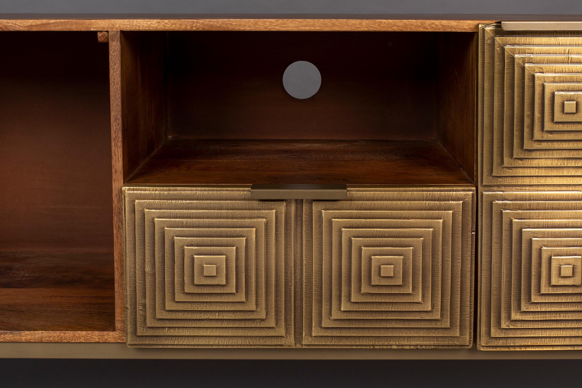 Sideboard VOLAN: Stilvolles Design, geprägte Muster, viel Stauraum, robust und langlebig. Masse: 140x45x65 cm.