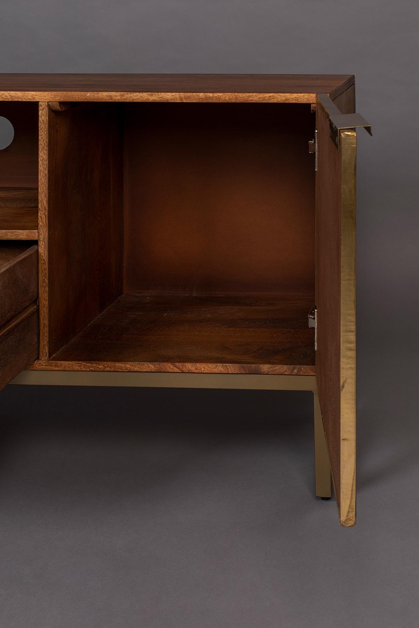 Entdecken Sie das Sideboard Volan von Dutchbone: Elegantes Design mit einzigartigen Mustern, großzügigem Stauraum und hoher Langlebigkeit. Maße: 140x45x65 cm.