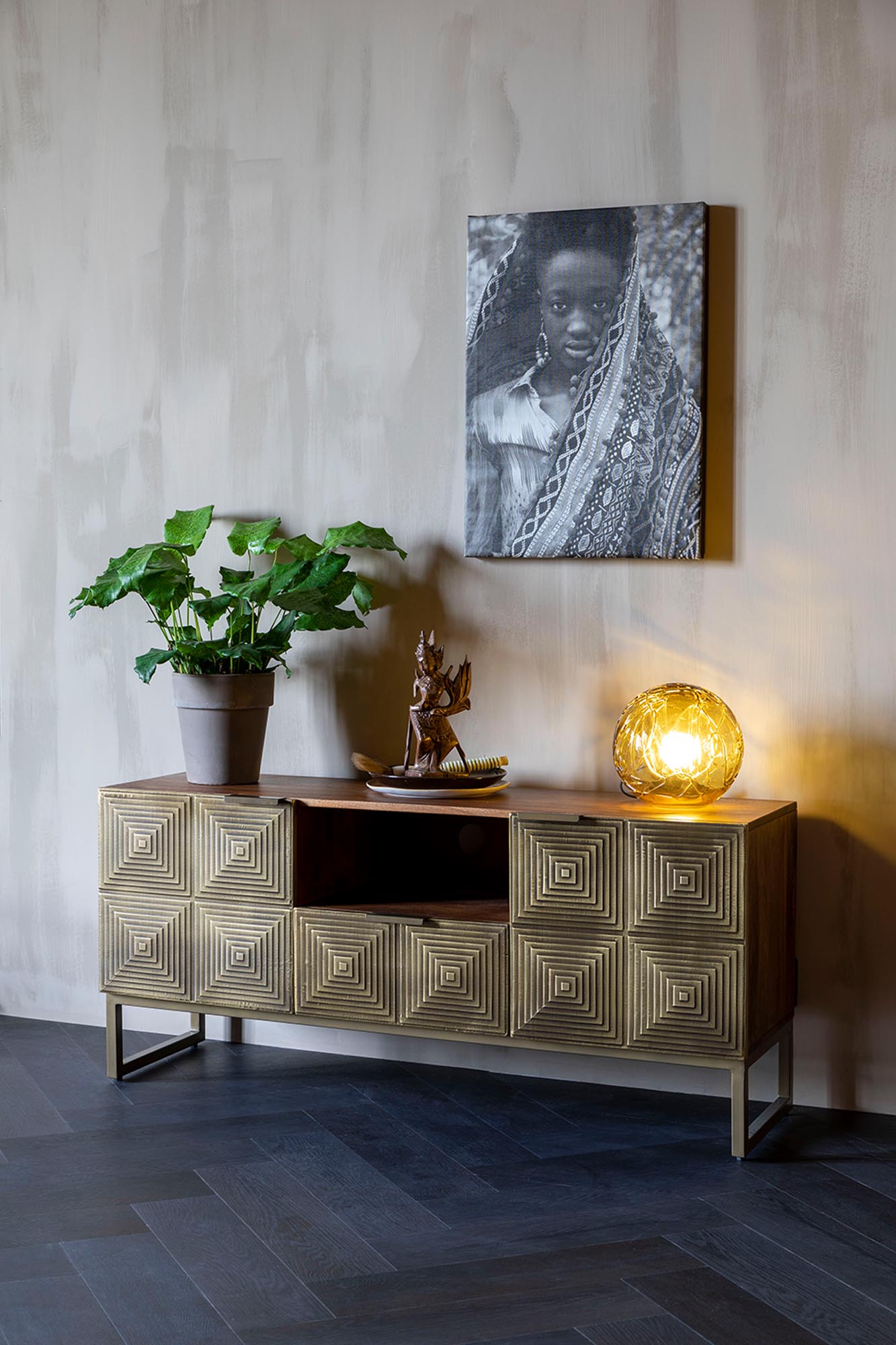 Entdecken Sie das Dutchbone Volan Sideboard – ein elegantes Möbelstück, das modernes Design mit praktischem Stauraum vereint.