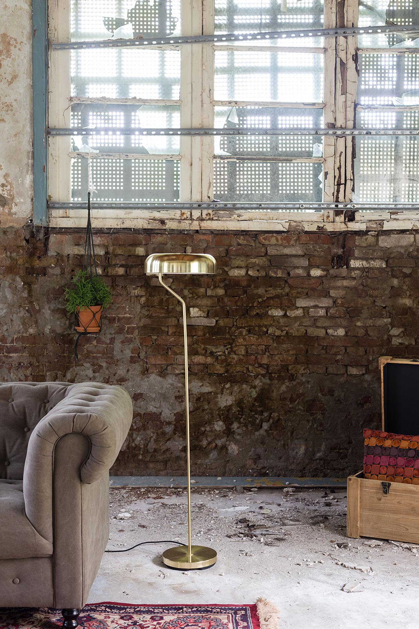 Die Stehleuchte Eclipse von Dutchbone besticht durch ihr elegantes Design und vielseitige Farboptionen. Ideal für jedes Wohnkonzept.