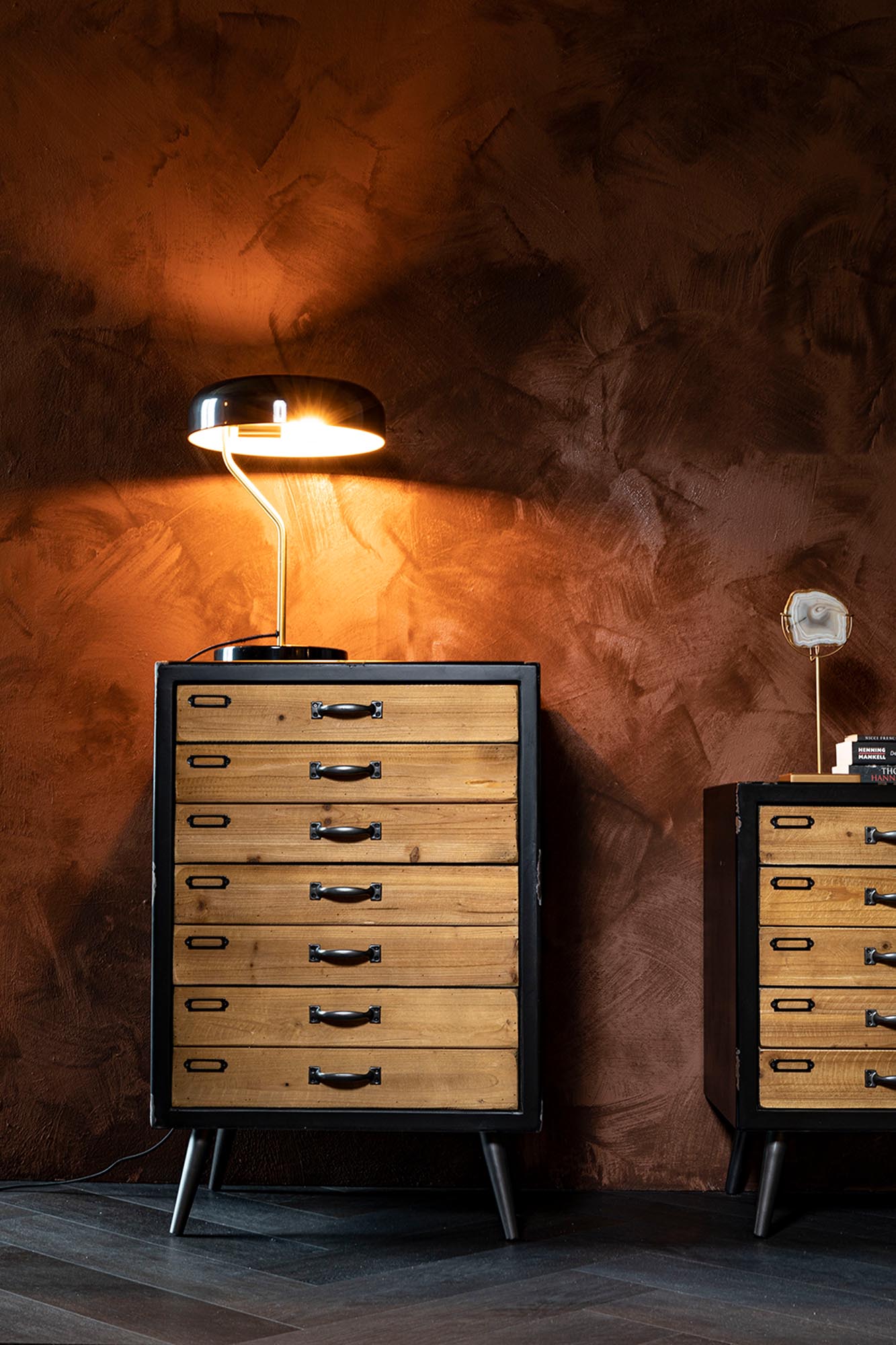 Die Tischleuchte Eclipse von Dutchbone vereint modernes Design mit funktionalem Licht und setzt stilvolle Akzente in jedem Raum.