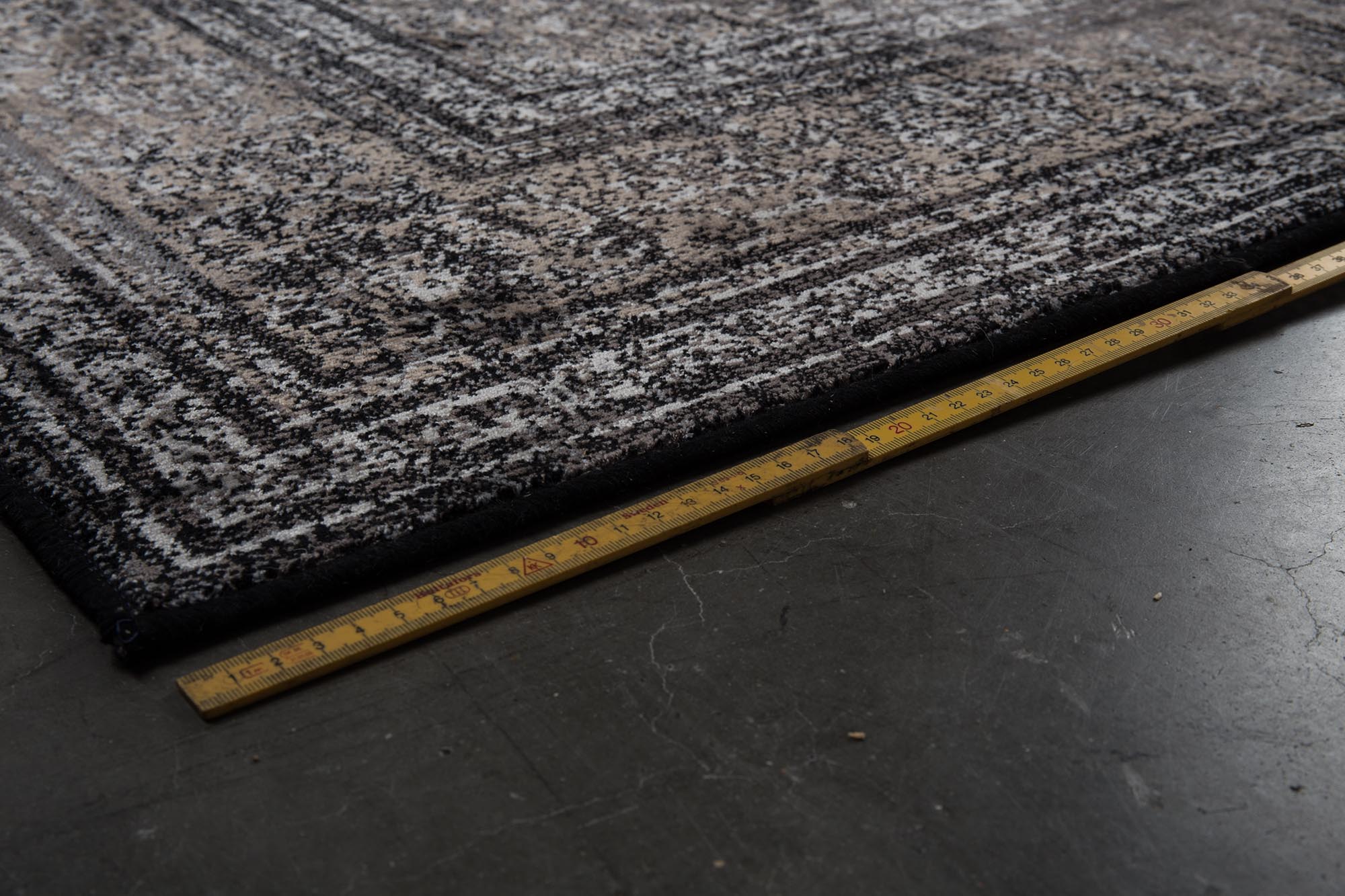 Der Rugged Teppich von Dutchbone besticht durch seinen Vintage-Look und hochwertige Verarbeitung für stilvolle Räume.