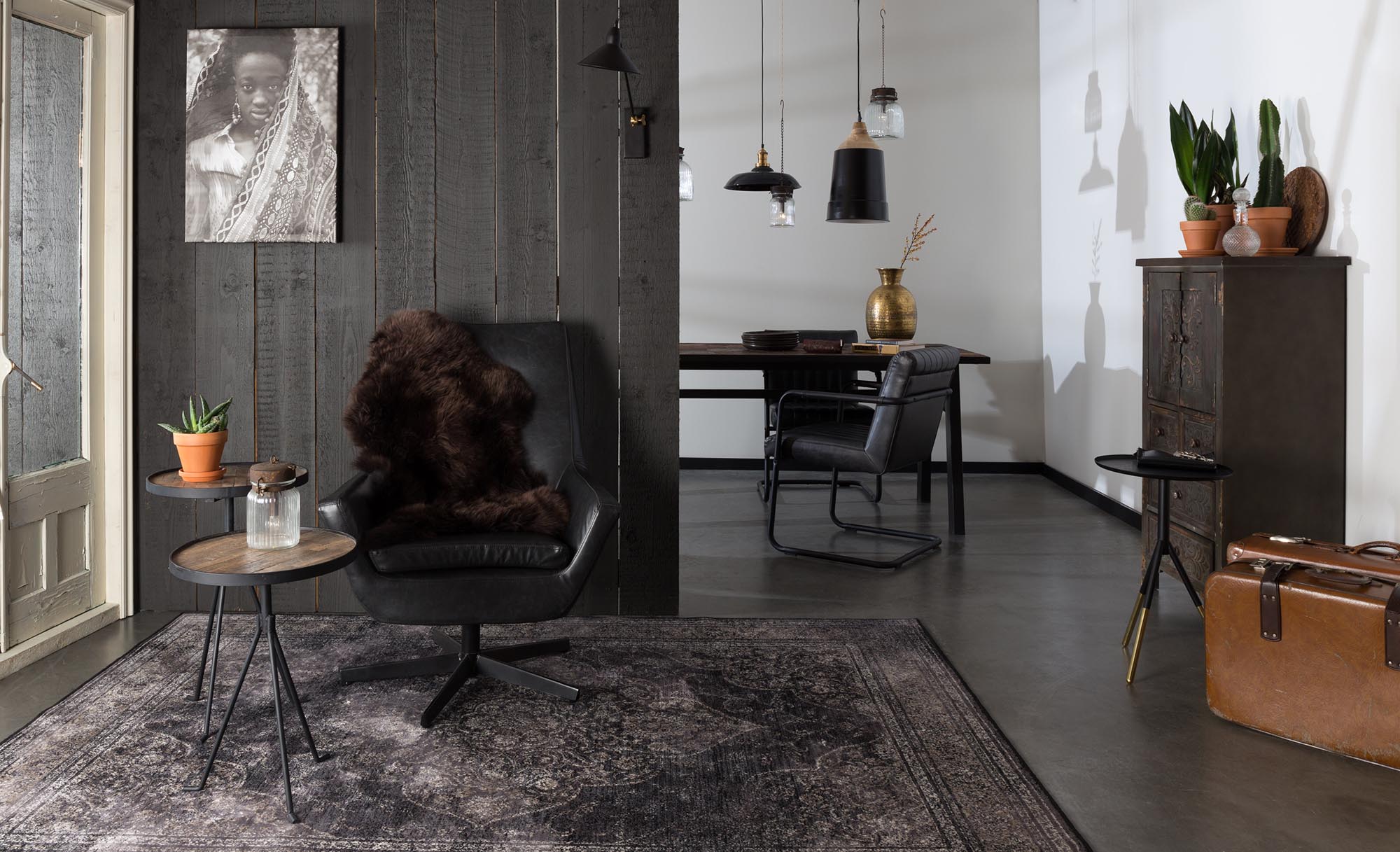 Der Rugged Teppich von Dutchbone besticht durch seinen Vintage-Look und hochwertige Verarbeitung für stilvolle Räume.