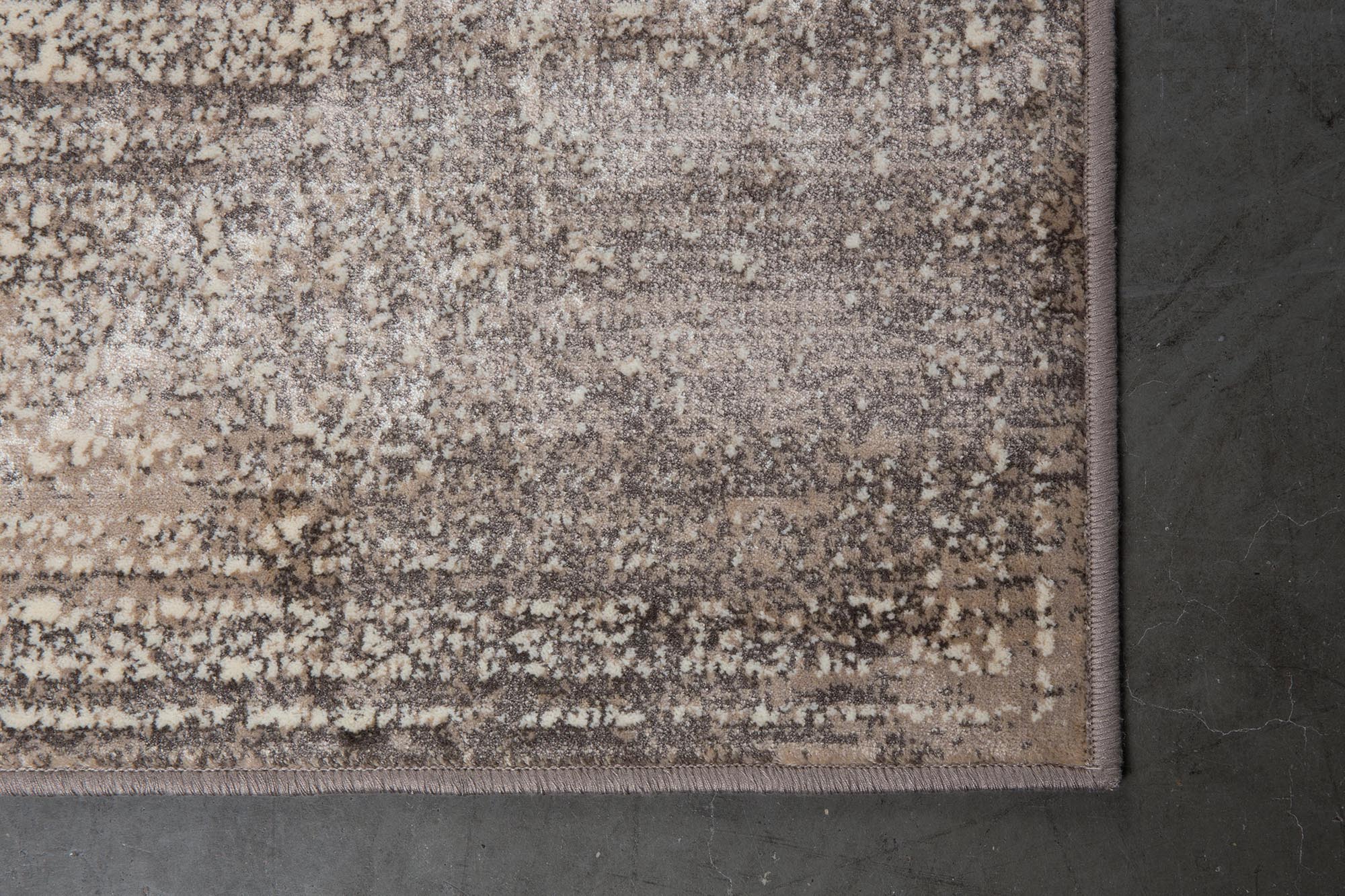 Der Teppich Rugged von Dutchbone besticht durch seinen Vintage-Look und hochwertige Verarbeitung, ideal für jedes Interieur.