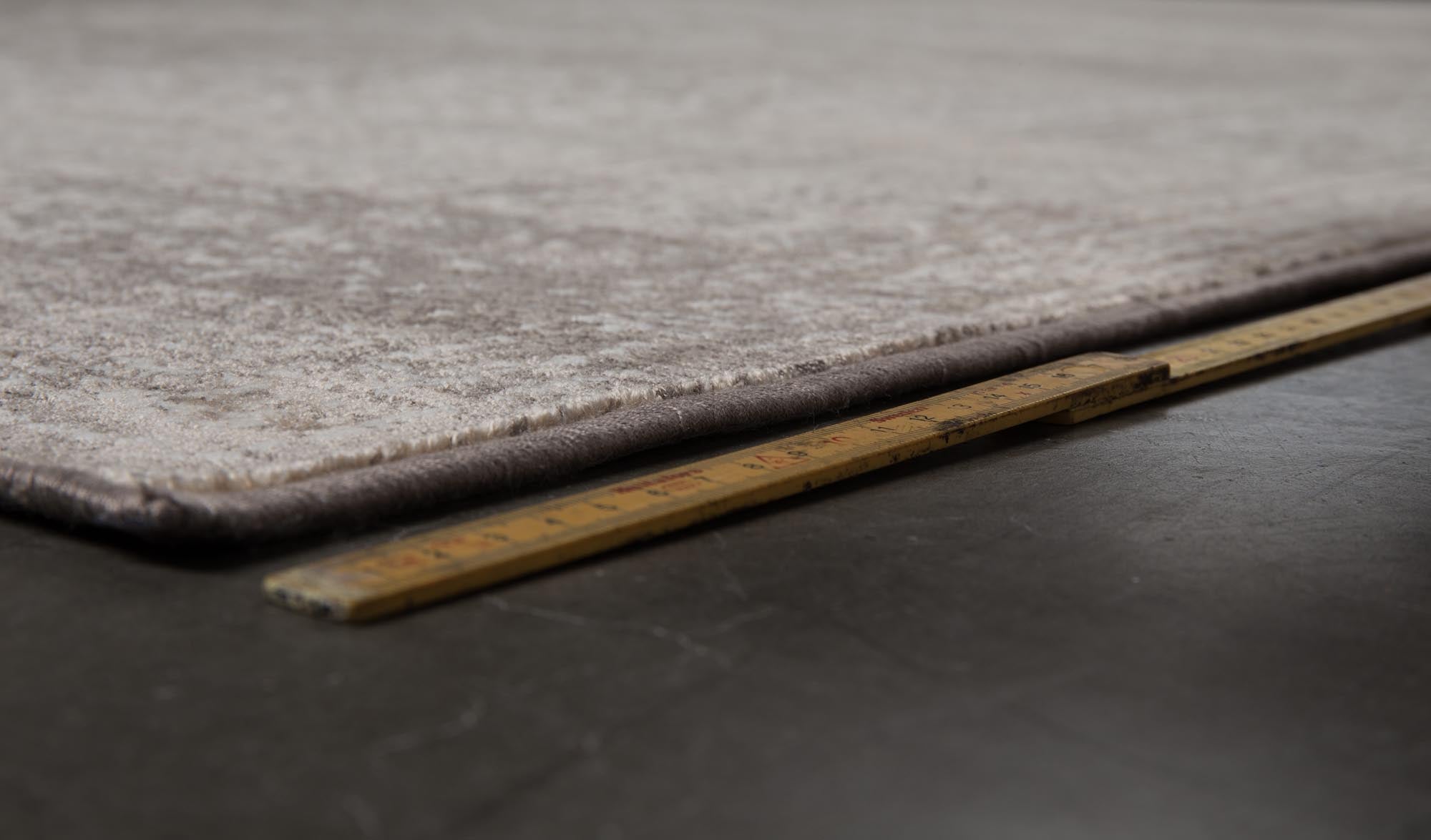 Der Dutchbone Rugged Teppich vereint Vintage-Charme mit Qualität, ideal für elegante und gemütliche Wohnräume.