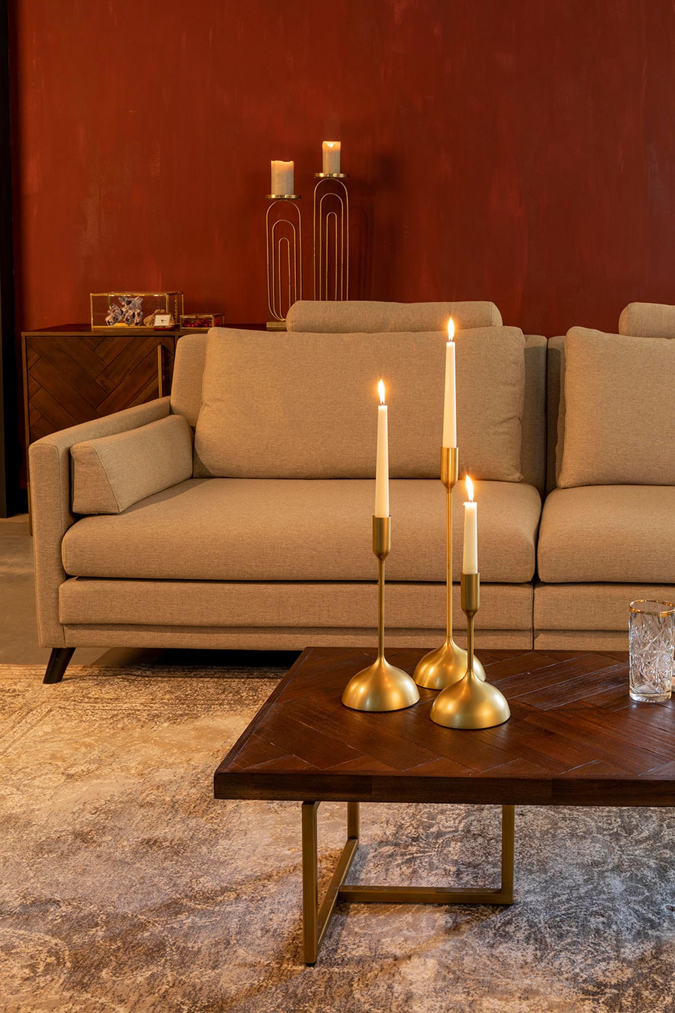 Der Rugged Teppich von Dutchbone besticht durch seinen Vintage-Look und hochwertige Verarbeitung für stilvolle Räume.