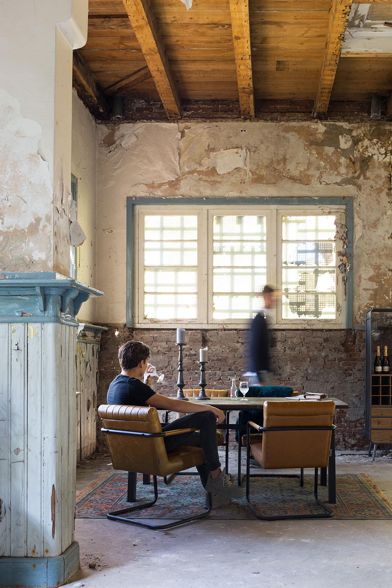 Der Teppich BID von Dutchbone vereint stilvolle Eleganz mit gemütlicher Atmosphäre und bereichert jeden Raum mit seinem einzigartigen Charme.