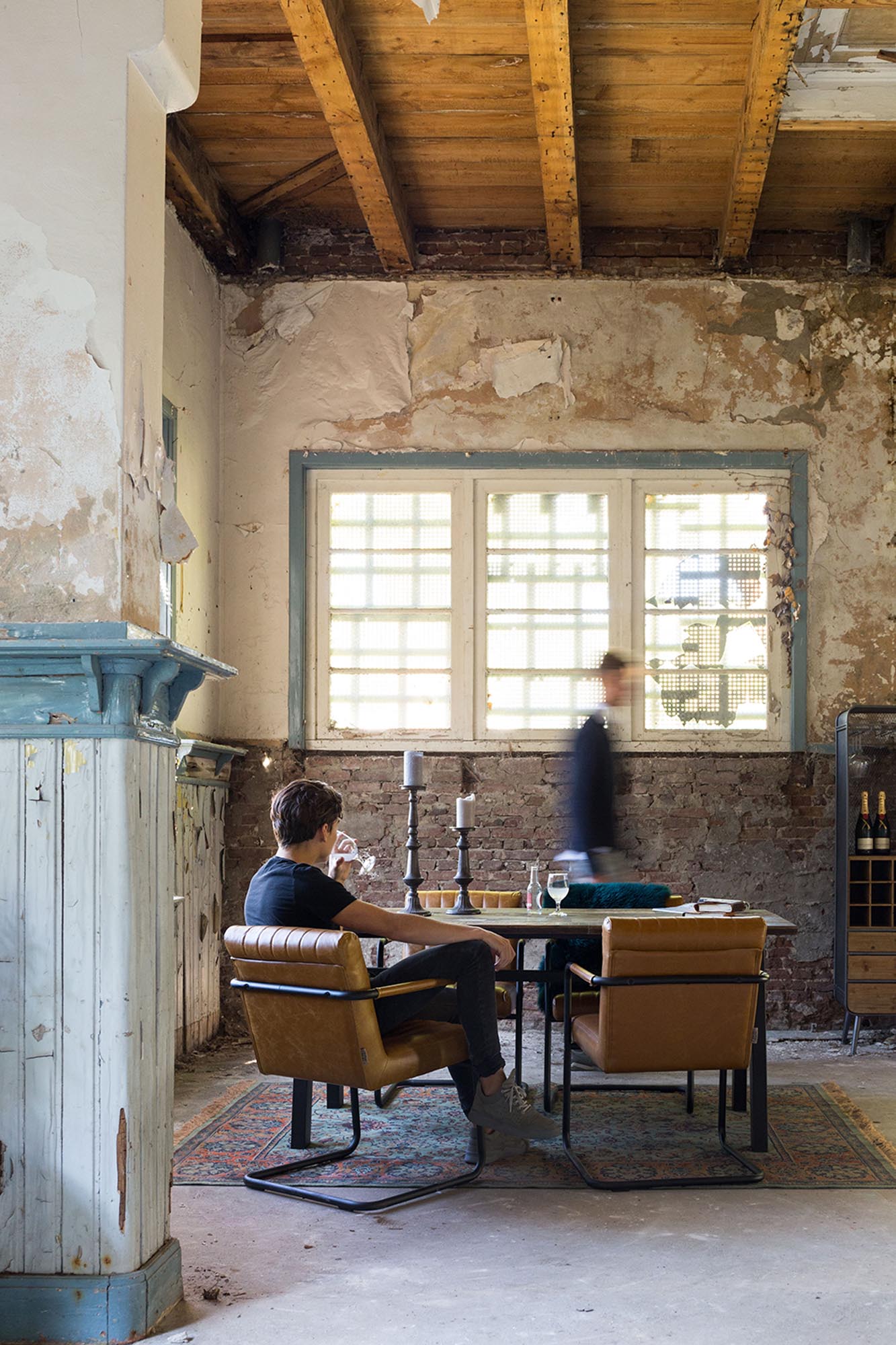 Erleben Sie den Teppich BID von Dutchbone: Ein elegantes Accessoire, das mit seiner besonderen Textur jeden Raum aufwertet.