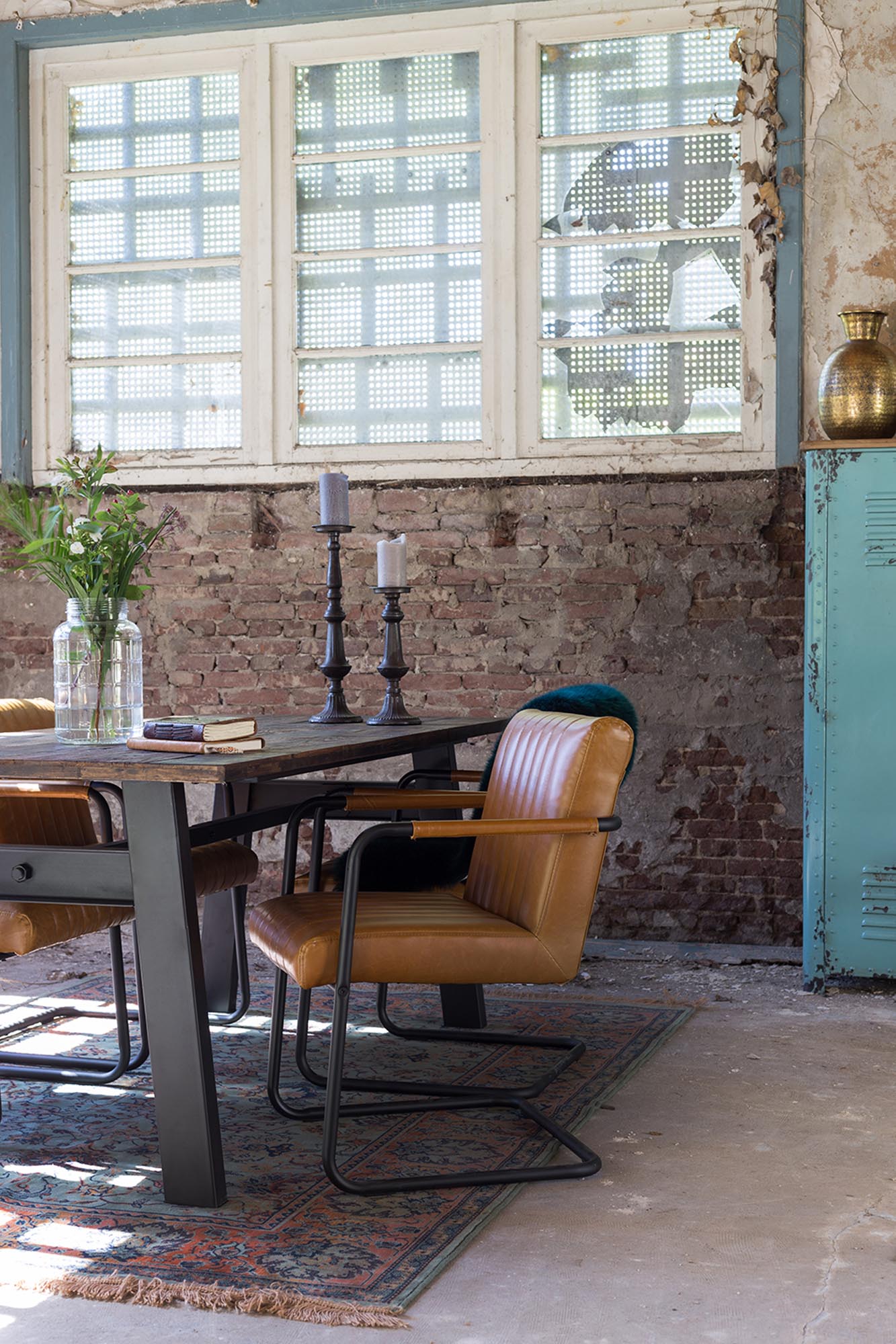 Entdecken Sie den Teppich BID von Dutchbone: Ein stilvolles Design-Element, das durch seine einzigartige Haptik und Farbgebung jeden Raum bereichert.