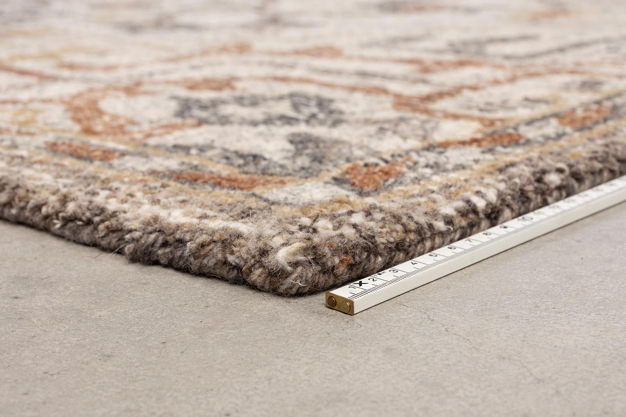 Entdecken Sie den Teppich Amori von Dutchbone: Ein stilvolles, blumiges Design in sanften Tönen, das jedem Raum Wärme und Eleganz verleiht.