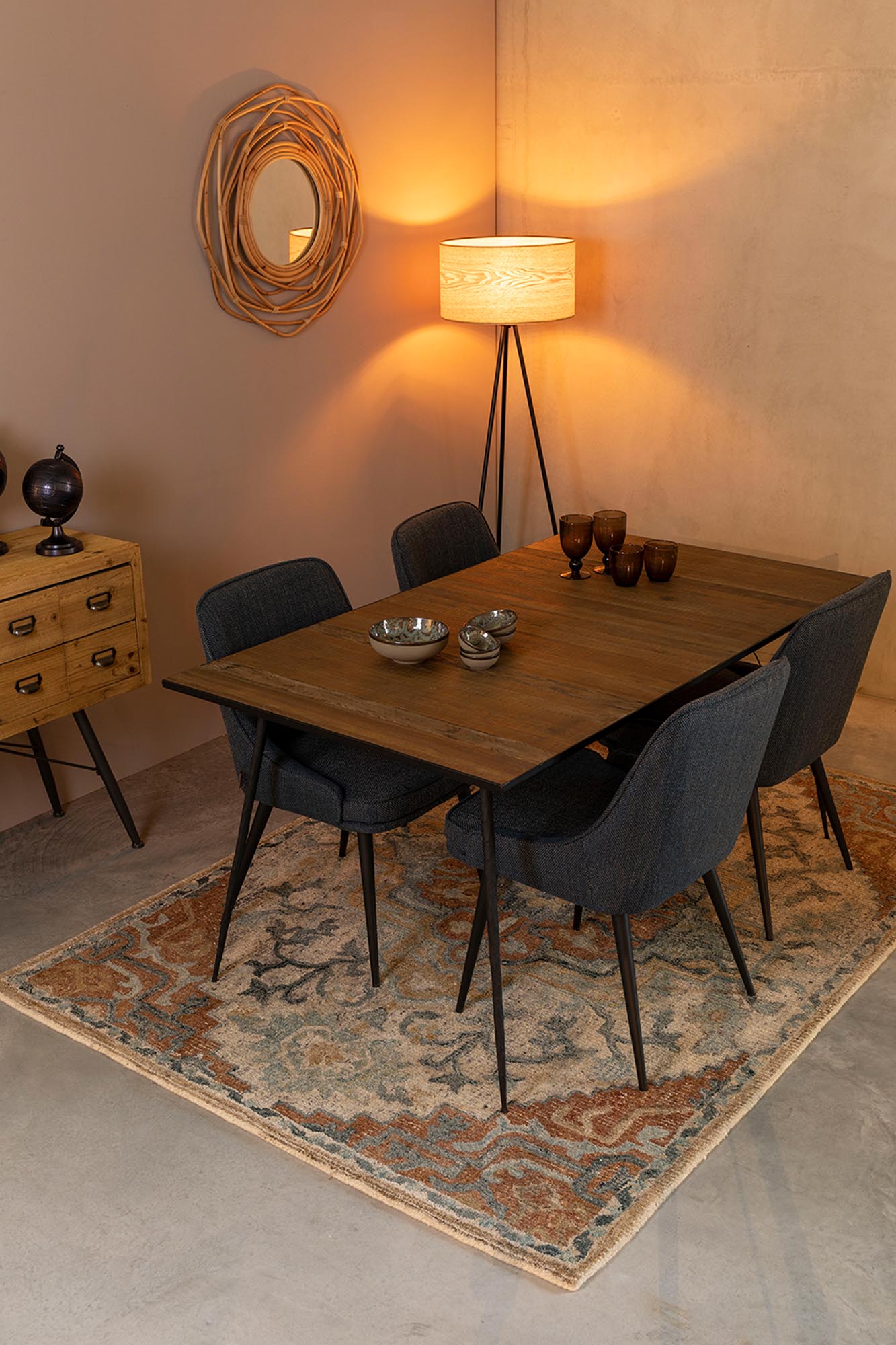 Entdecken Sie den Teppich Amori von Dutchbone – ein stilvolles Accessoire mit eleganter Haptik und zeitgemäßem Flair für Ihr Zuhause.