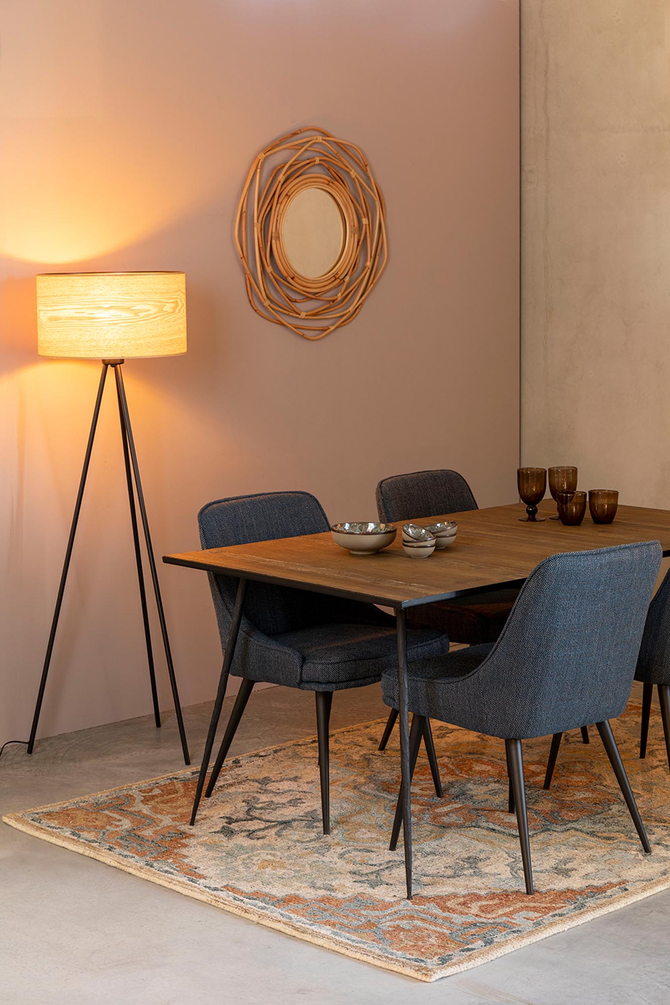 Entdecken Sie den Teppich Amori von Dutchbone – ein stilvolles, blumiges Design in sanften Tönen, das jedem Raum Wärme und Eleganz verleiht.