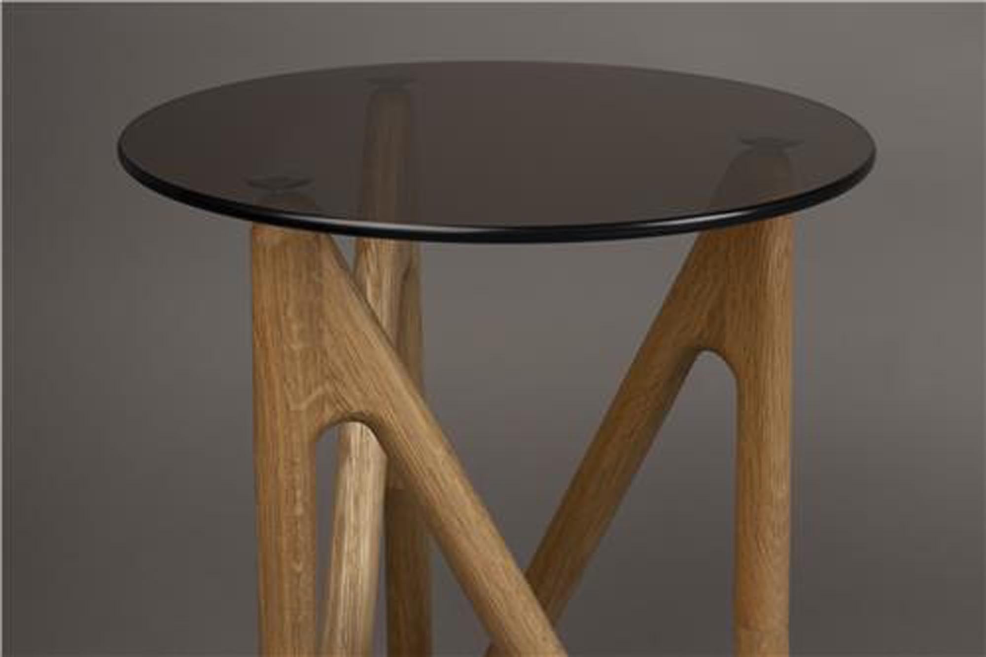 Entdecken Sie den Beistelltisch Naia von Dutchbone – ein elegantes Design aus hochwertigem Glas und robustem Eichenholz für Ihr Zuhause.