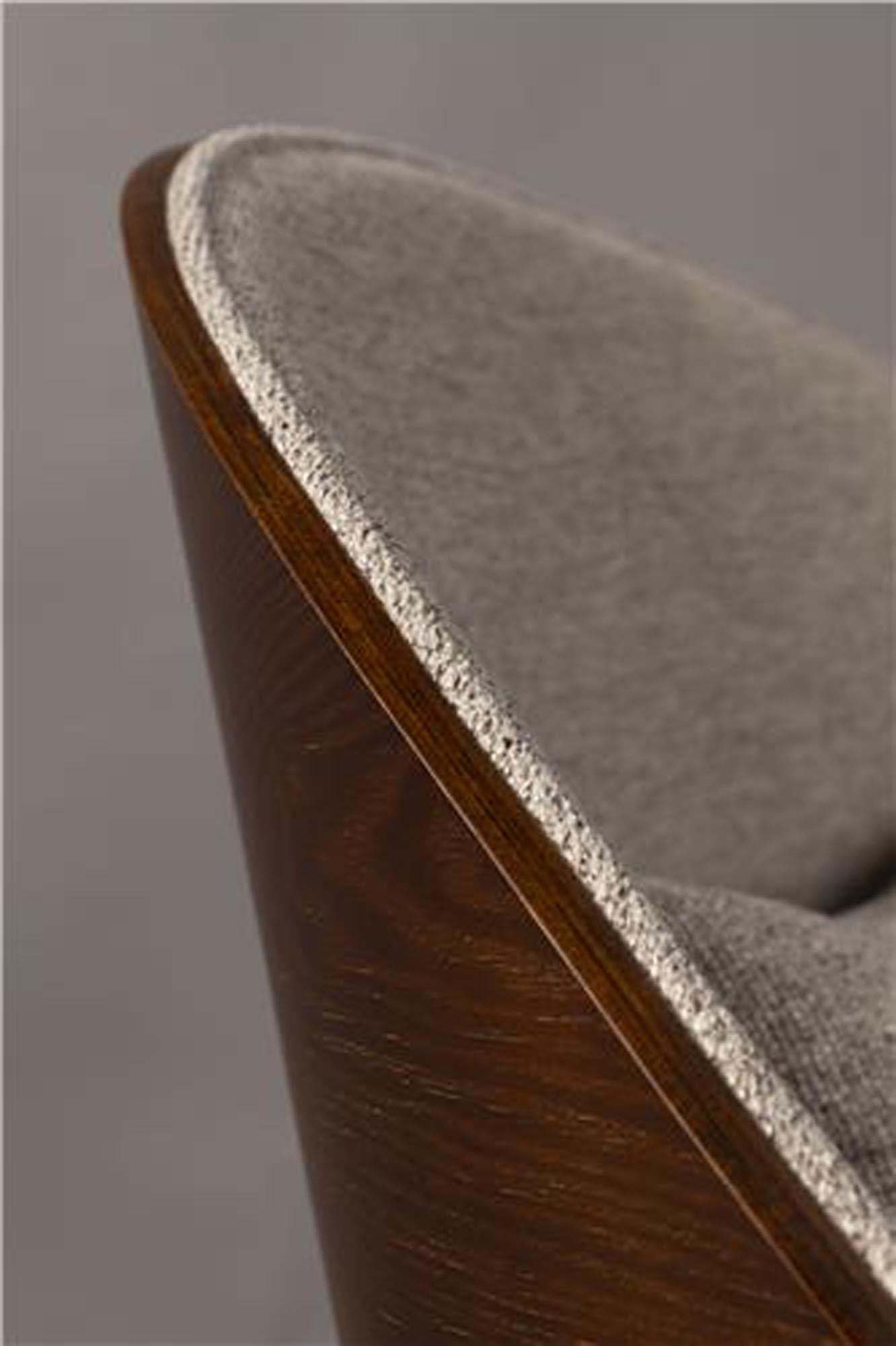 Der Sessel Rodin von Dutchbone vereint modernes Design mit Komfort. Er besticht durch seine edle Farbgebung und robuste Bauweise.