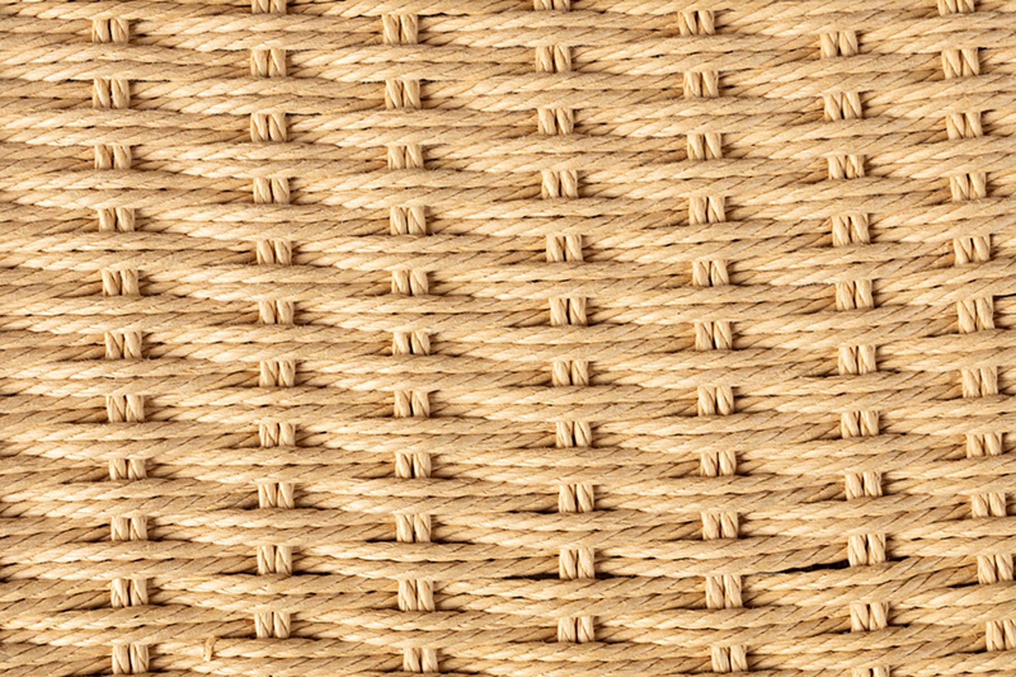 Stuhl Cecile von Dutchbone: Skandinavisches Design, Vintage-Charme, Buchenholz, Strickkordel, Komfort, vielseitig, langlebig.