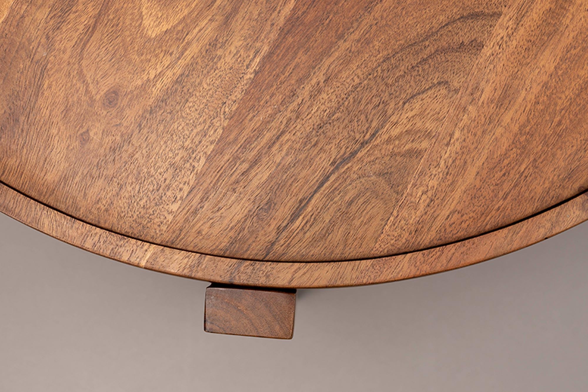 Dutchbone Shane: Moderner Couchtisch mit Holzplatte und Metallrahmen.