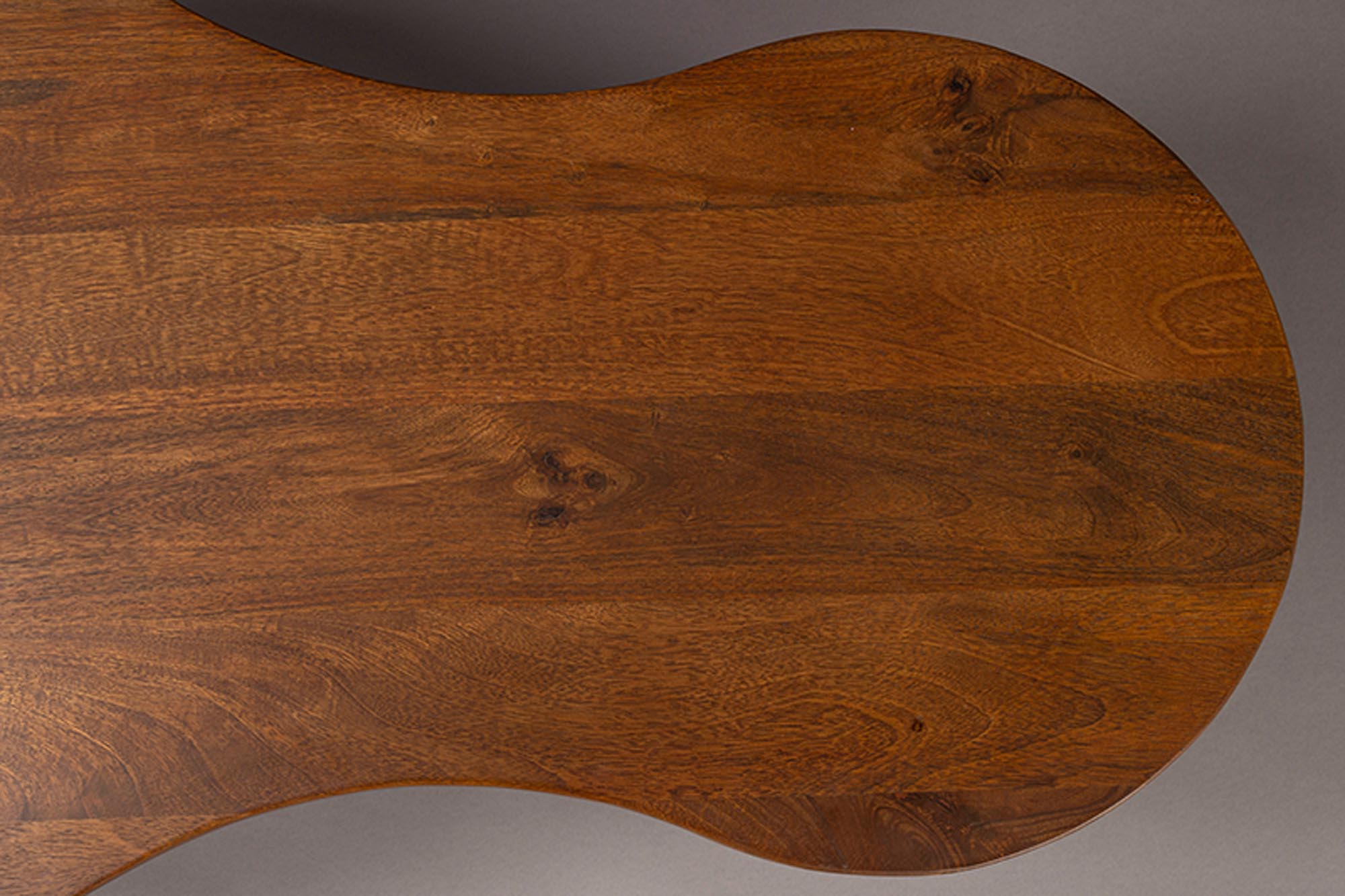 Tilon Couchtisch: Mangoholz vereint mit urbanem Chic von Dutchbone.