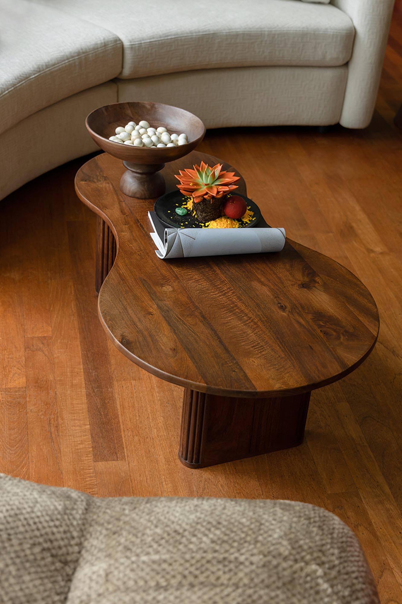 Eleganter Dutchbone Tilon Tisch: Mangoholz trifft auf modernes Design.