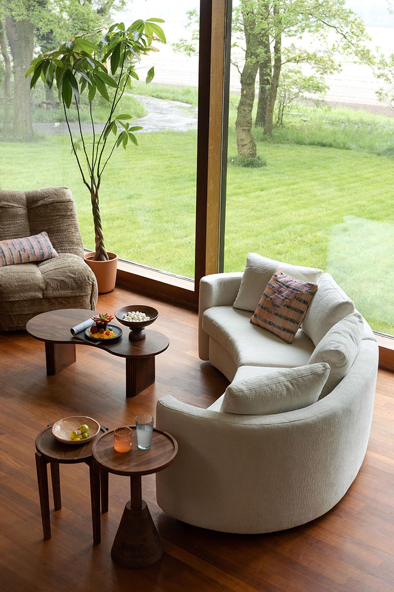 Dutchbone Tilon: Moderner Couchtisch aus edlem Mangoholz.