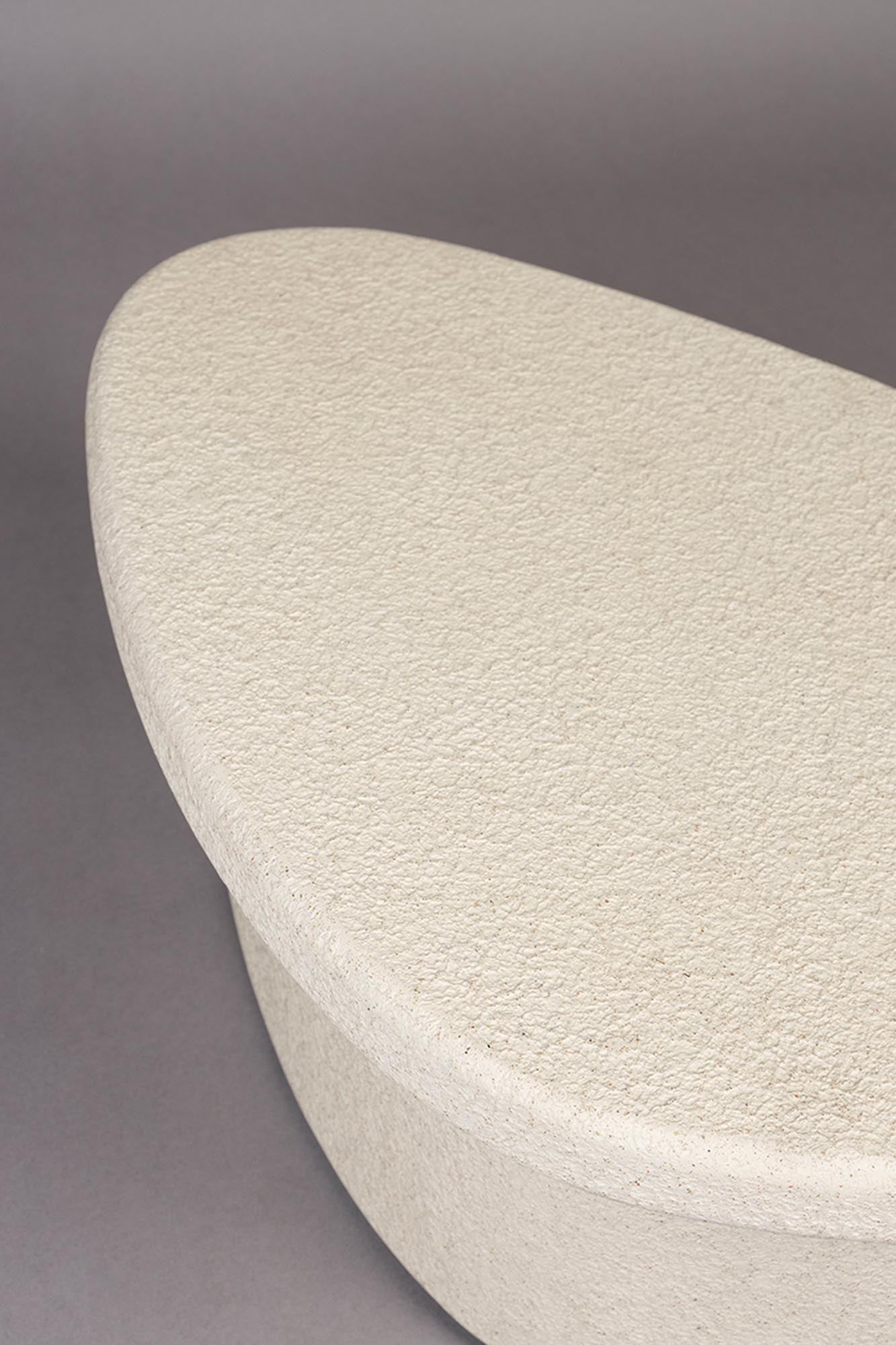 Luxuriöser Coffee Table Veda von Dutchbone: Recycelter Marmor und robustes MDF-Sperrholz vereinen Stil und Funktionalität für Ihr Wohnzimmer.