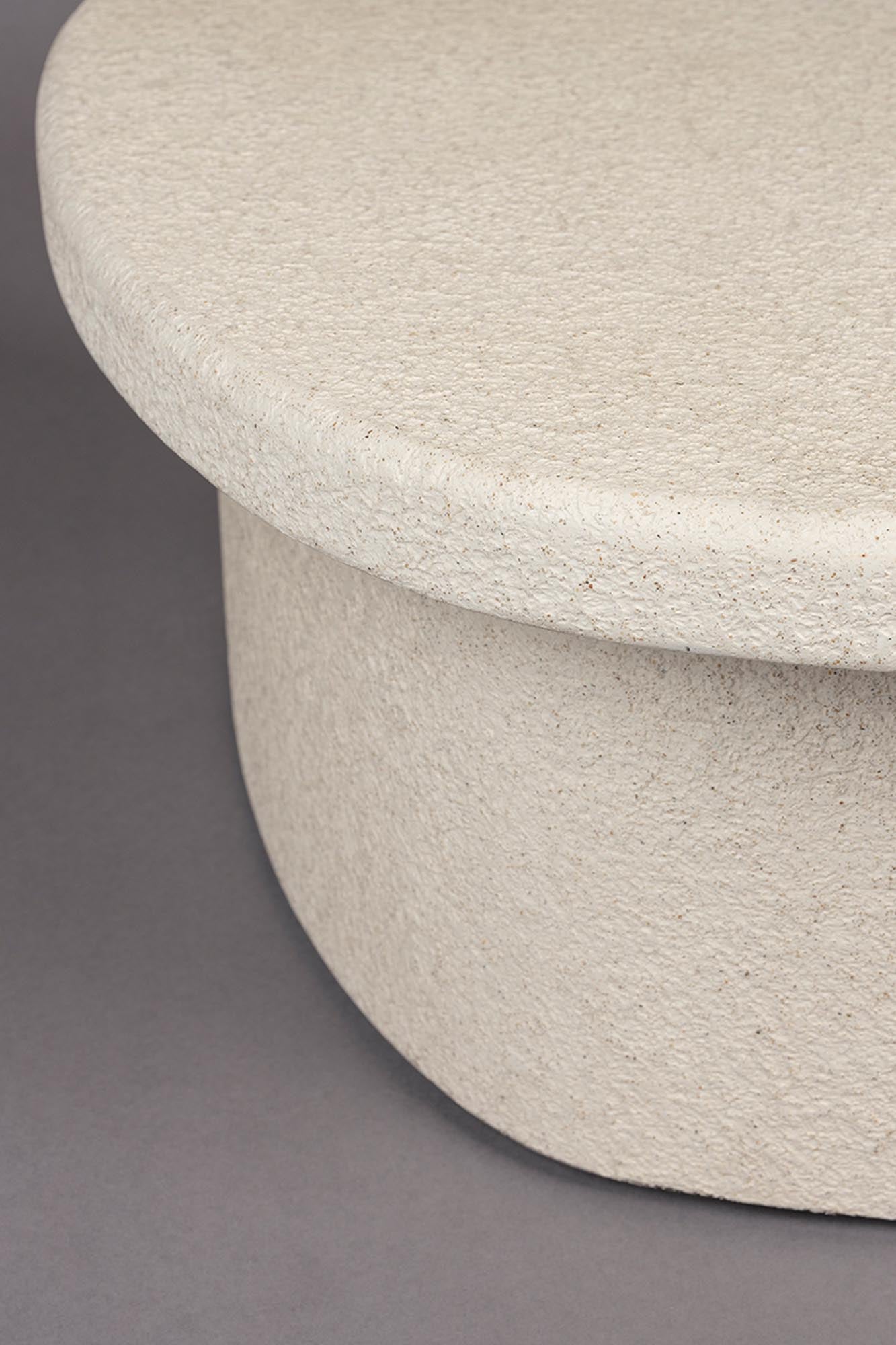 Eleganter Coffee Table Veda von Dutchbone: Hochwertiger, recycelter Marmor und stabiles MDF-Sperrholz schaffen einen stilvollen Mittelpunkt für Ihr Zuhause.