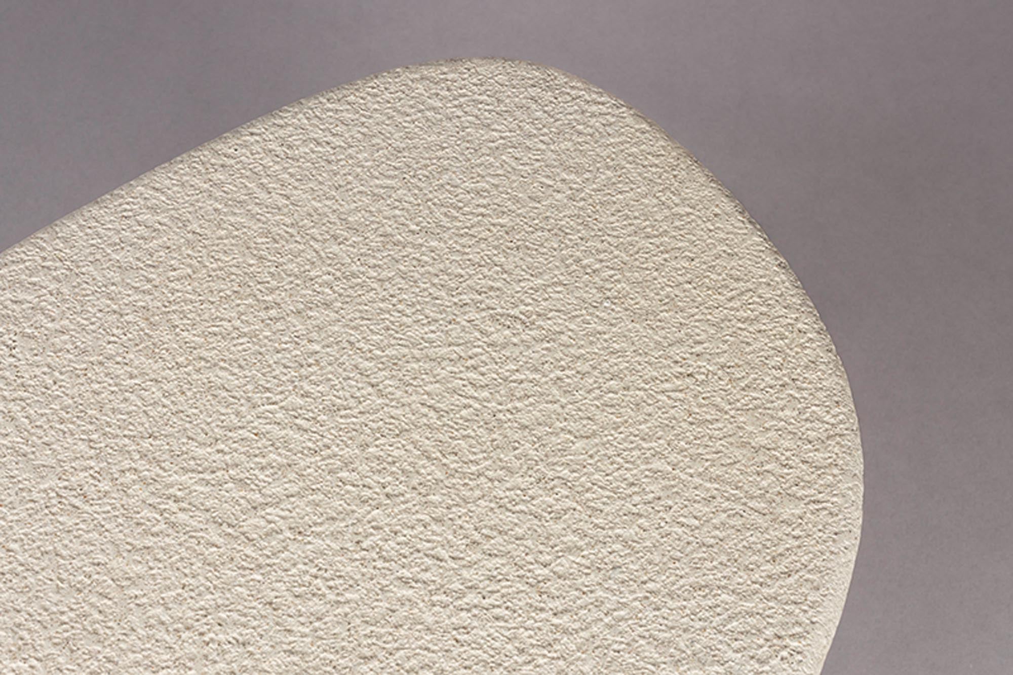 Entdecken Sie den Beistelltisch Veda Low von Dutchbone – eine stilvolle Kombination aus recyceltem Marmor und nachhaltigem MDF, ideal für jedes Zuhause.