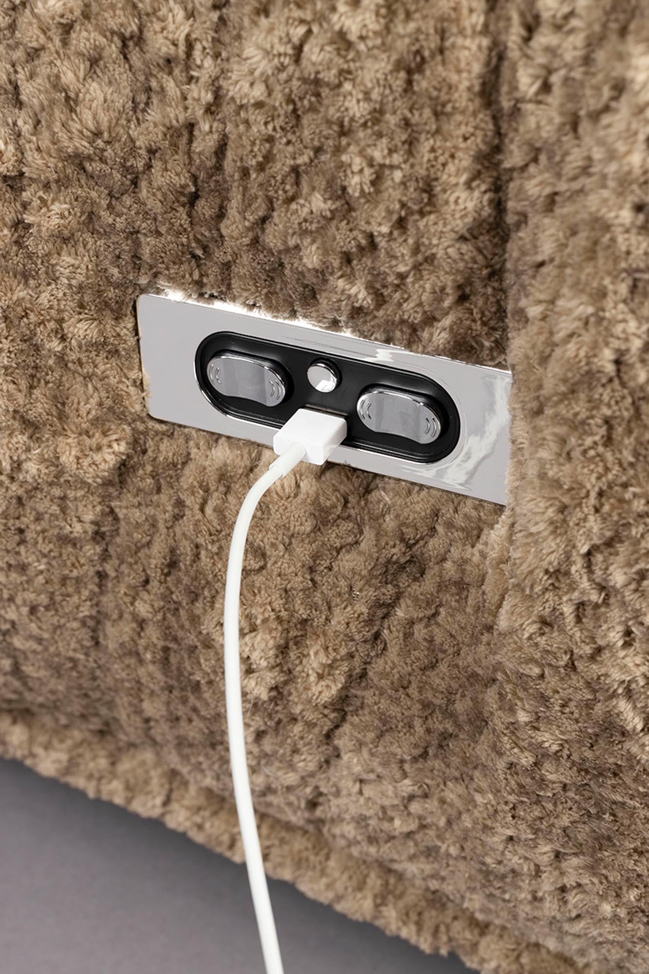 Entspanne im Hamilton Loungesessel von Dutchbone – ein eleganter Recliner mit individueller Anpassung und weicher Polsterung für ultimativen Komfort.