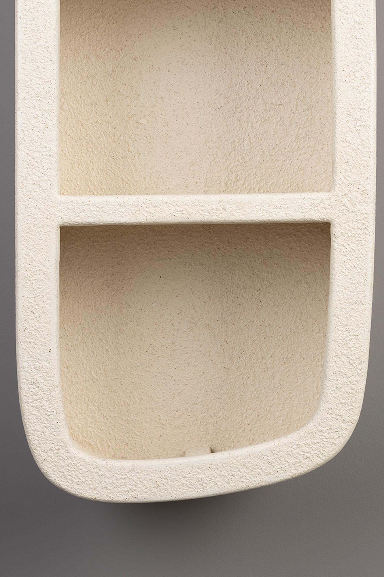 Elegantes Wandregal Veda mit drei Marmorablagen von Dutchbone.