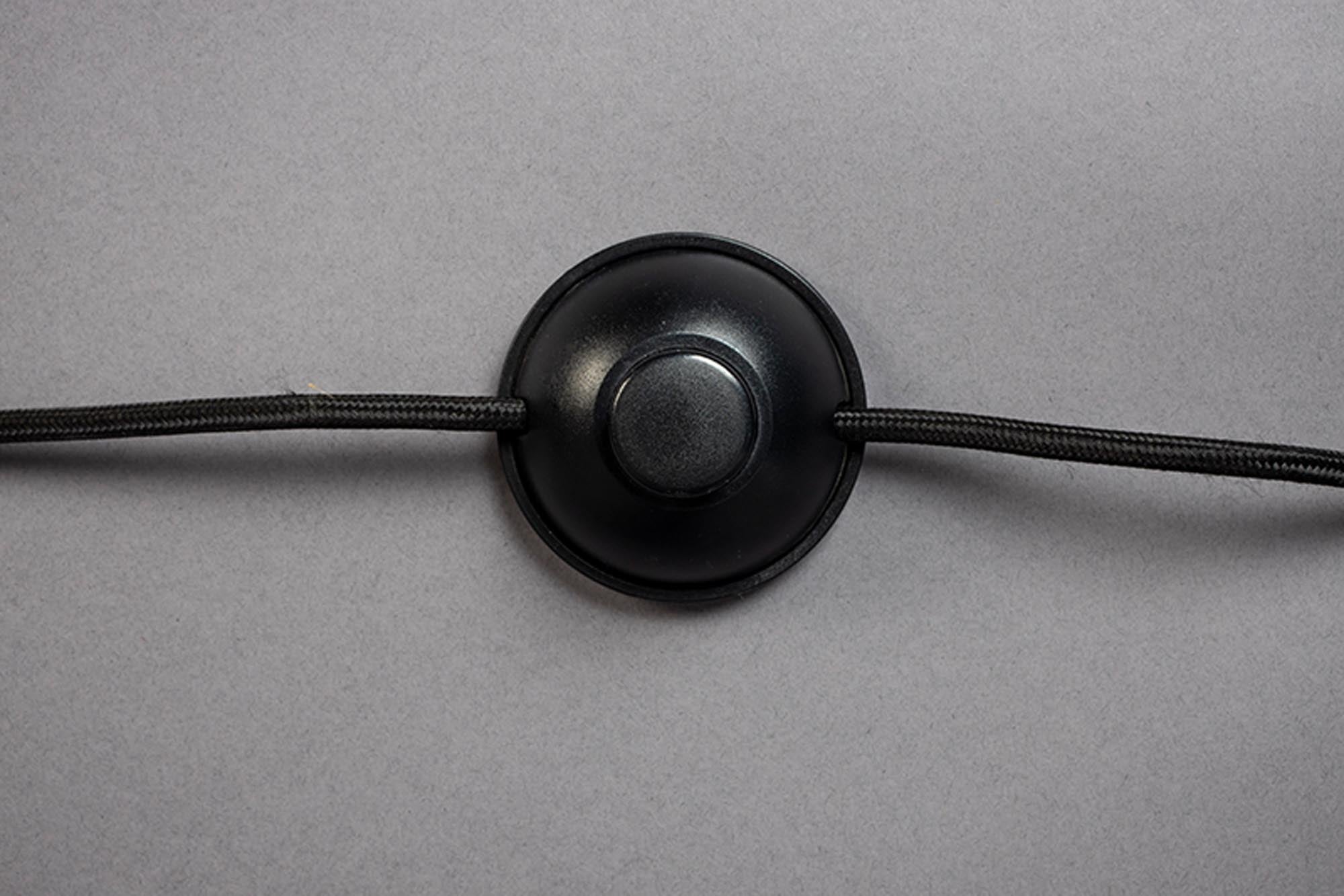 Entdecken Sie die elegante Stehleuchte Cath von Dutchbone – ein harmonisches Design aus Leinen und Mangoholz für jedes Zuhause.