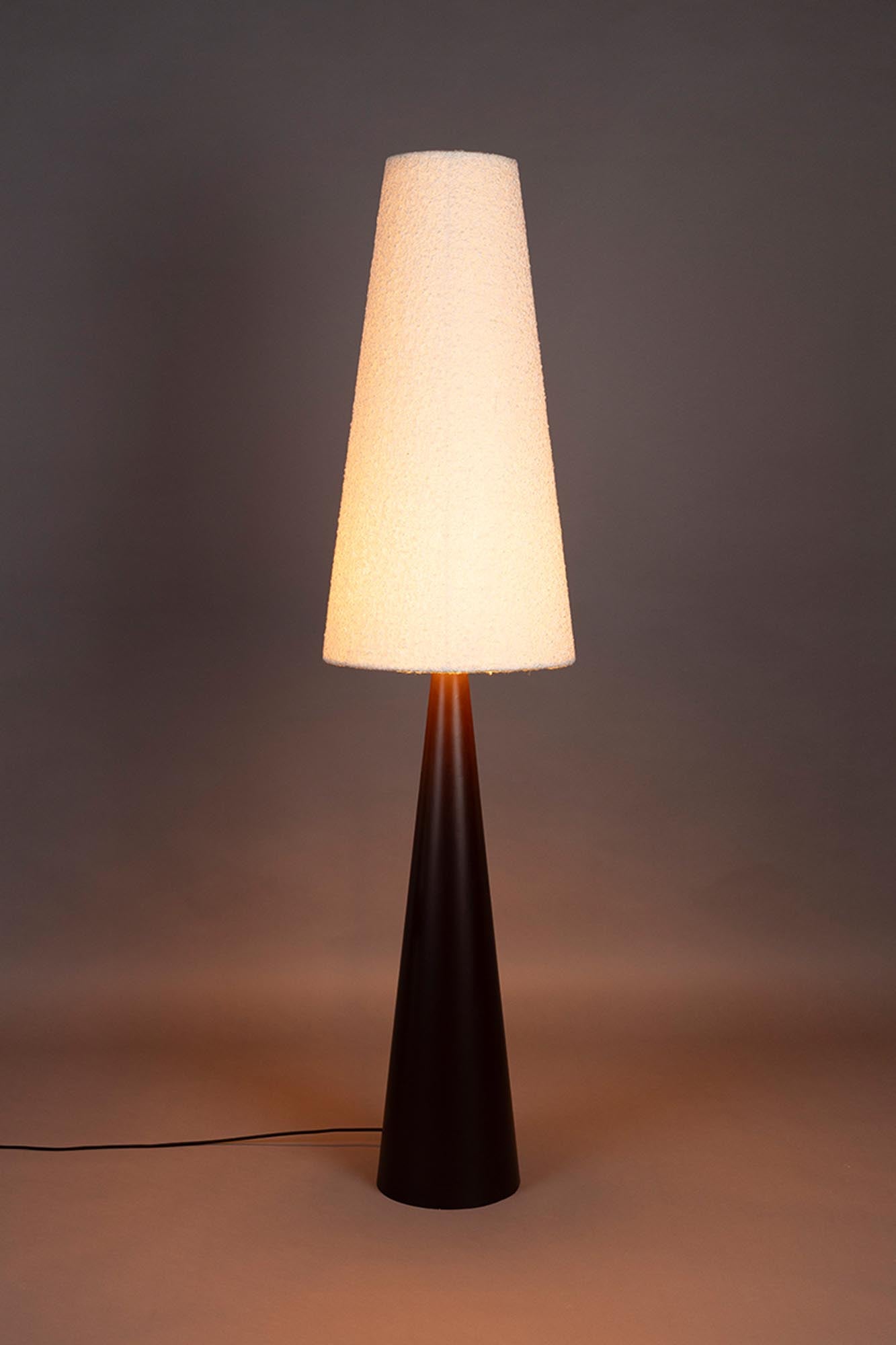 Elegante Stehleuchte Miki Bouclé: Perfekte Harmonie aus Stil und Komfort.