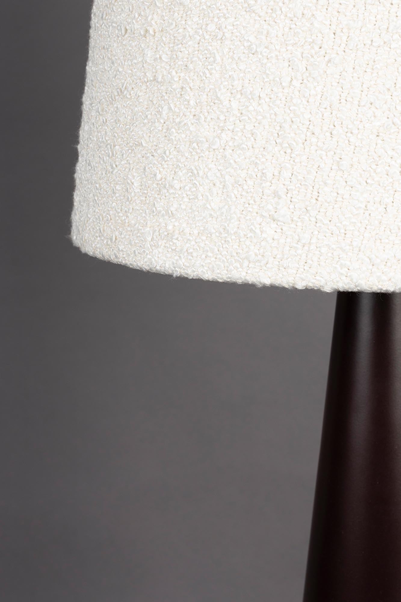Miki Bouclé Stehlampe von Dutchbone: Elegante Lichtquelle mit industriellem Design und warmem Bouclé-Stoff für einladende Räume.