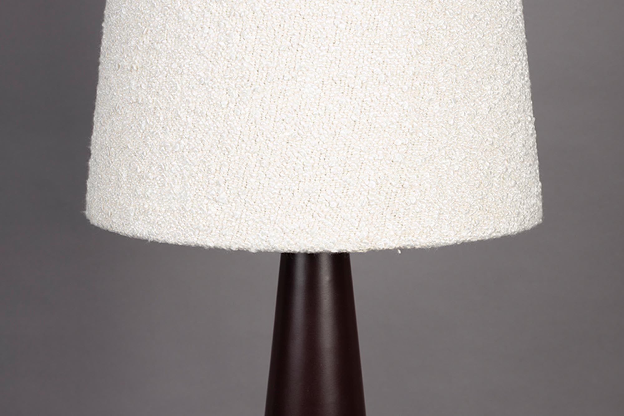 Die Miki Bouclé Stehlampe von Dutchbone vereint industrielle Eleganz mit modernem Bouclé-Stoff für eine warme, stilvolle Atmosphäre.