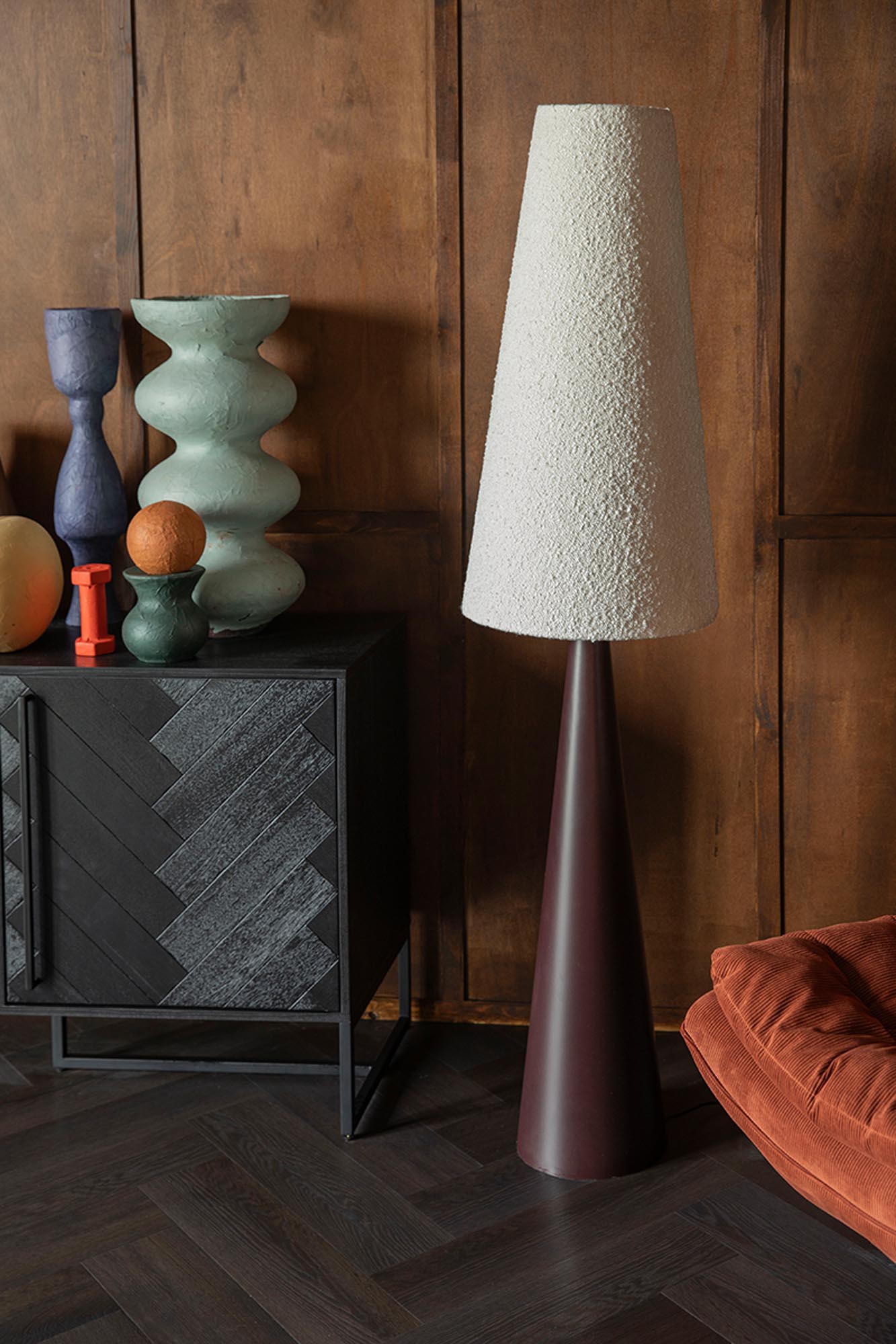 Stehleuchte Miki Bouclé: Zeitloses Design trifft auf Gemütlichkeit.