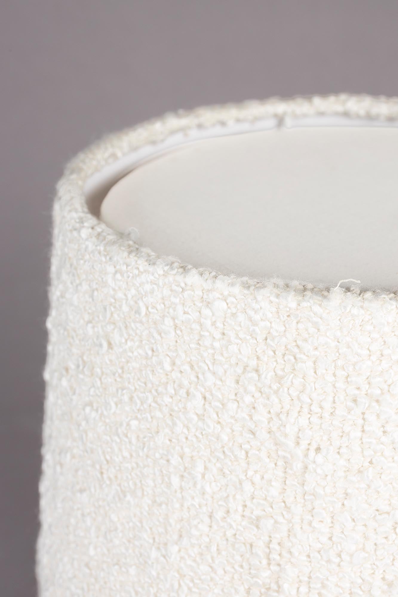 Elegante Renzo Tischleuchte von Dutchbone: Bouclé-Stoffschirm und robuster Terrakotta-Körper für stilvolle Akzente in jedem Raum.