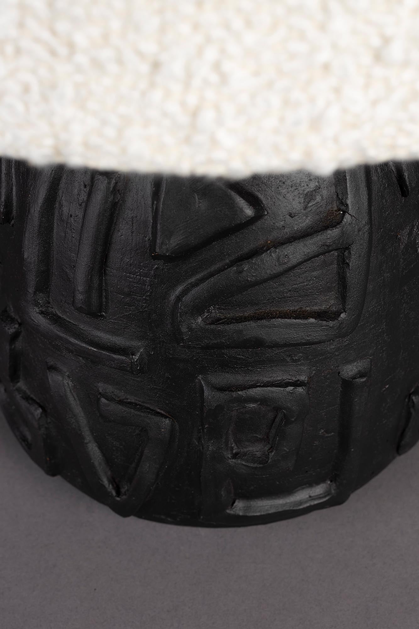 Renzo Tischleuchte: Bouclé trifft auf Terrakotta für stilvolle Akzente.