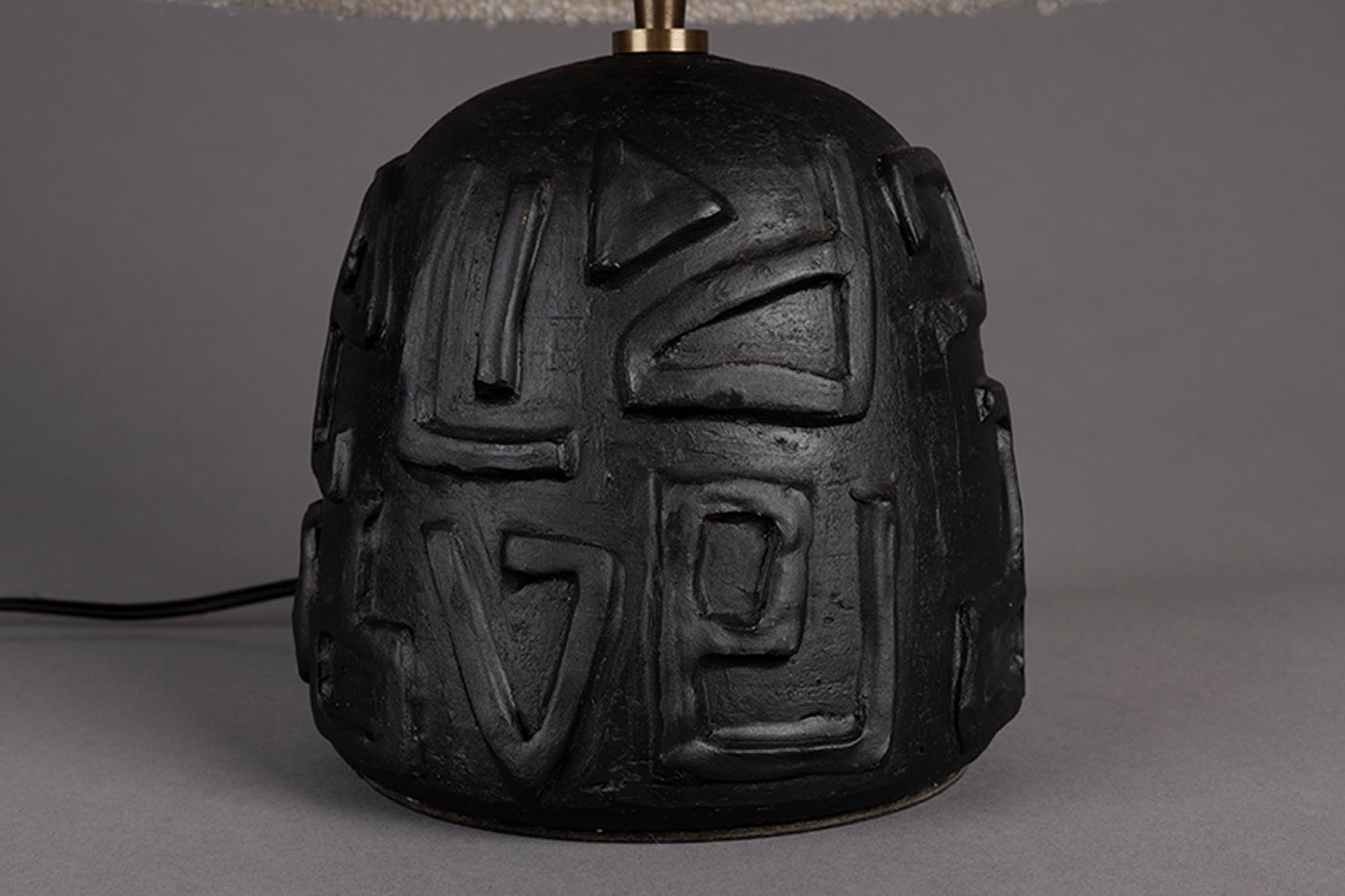 Stilvolle Renzo Tischlampe: Bouclé-Stoff in erdigen Terrakotta-Tönen.