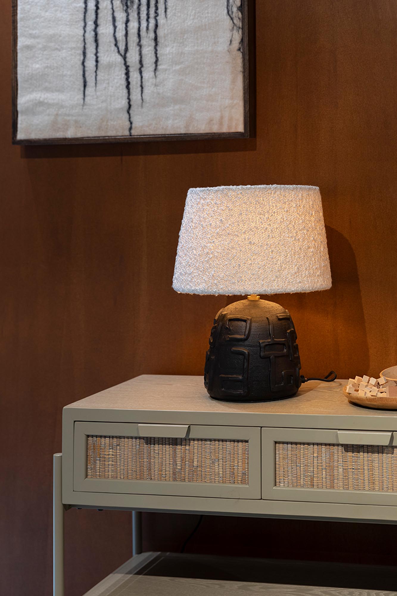 Die Renzo Tischleuchte von Dutchbone: Eleganter Bouclé-Stoffschirm, robuster Terrakotta-Körper, ideal für Wohnzimmer und Schlafzimmer.