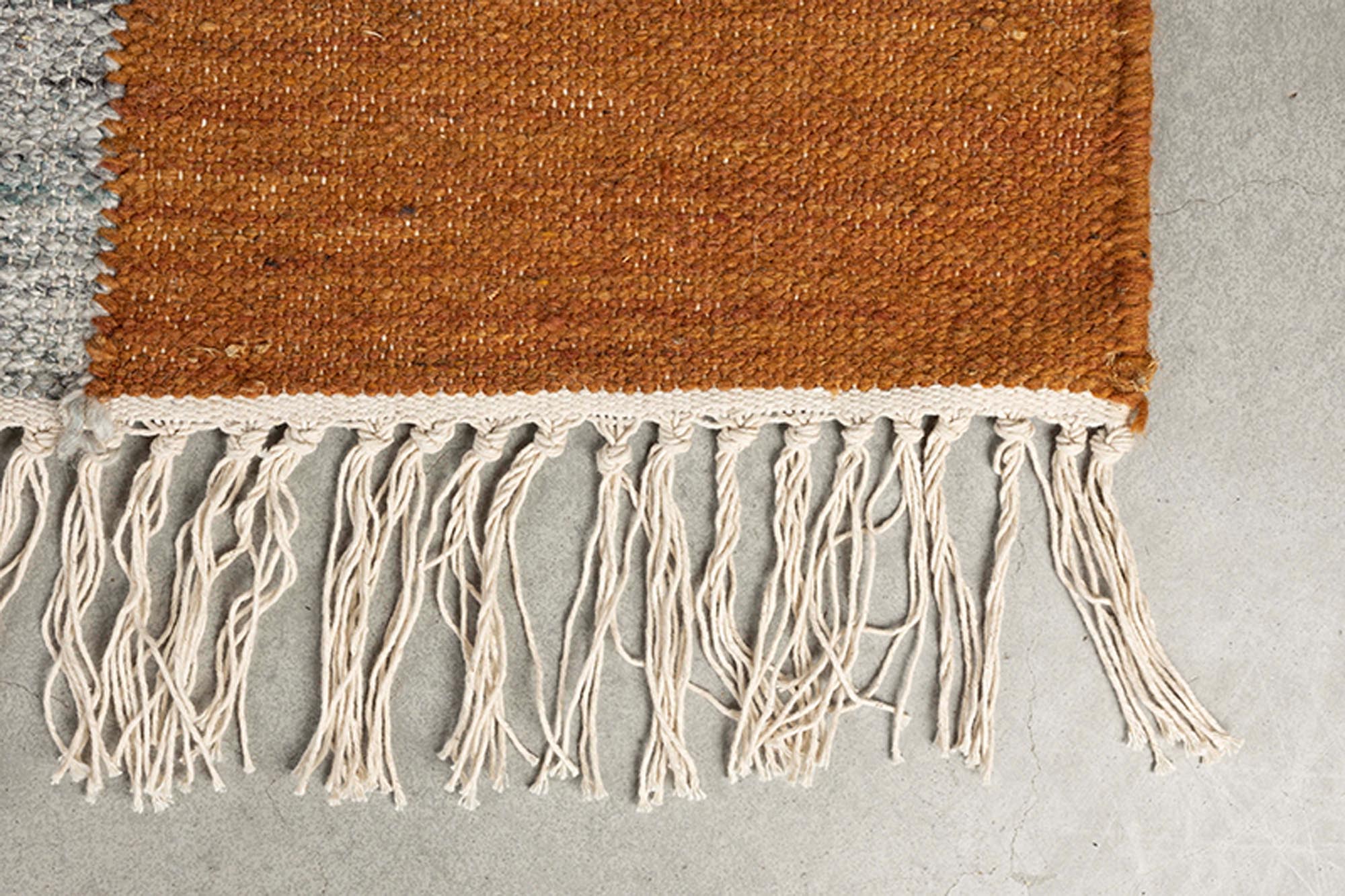 Erleben Sie den Carpet Pavilion von Dutchbone: Ein nachhaltiger, flach gewebter Teppich in erdigen Farben, ideal für jeden Raum.